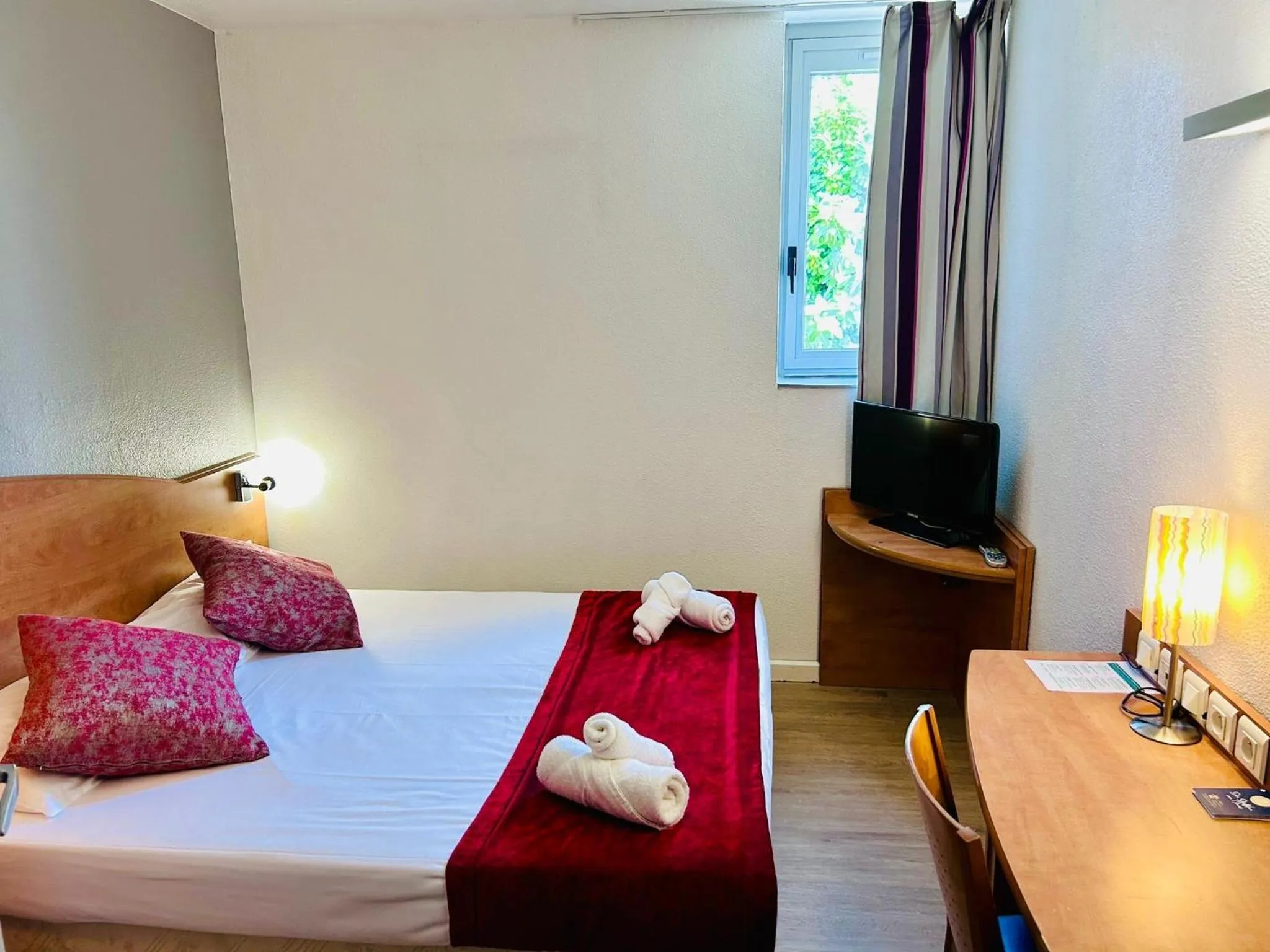 Bedroom, Bed in The Originals City, Hôtel Nîmes Costières