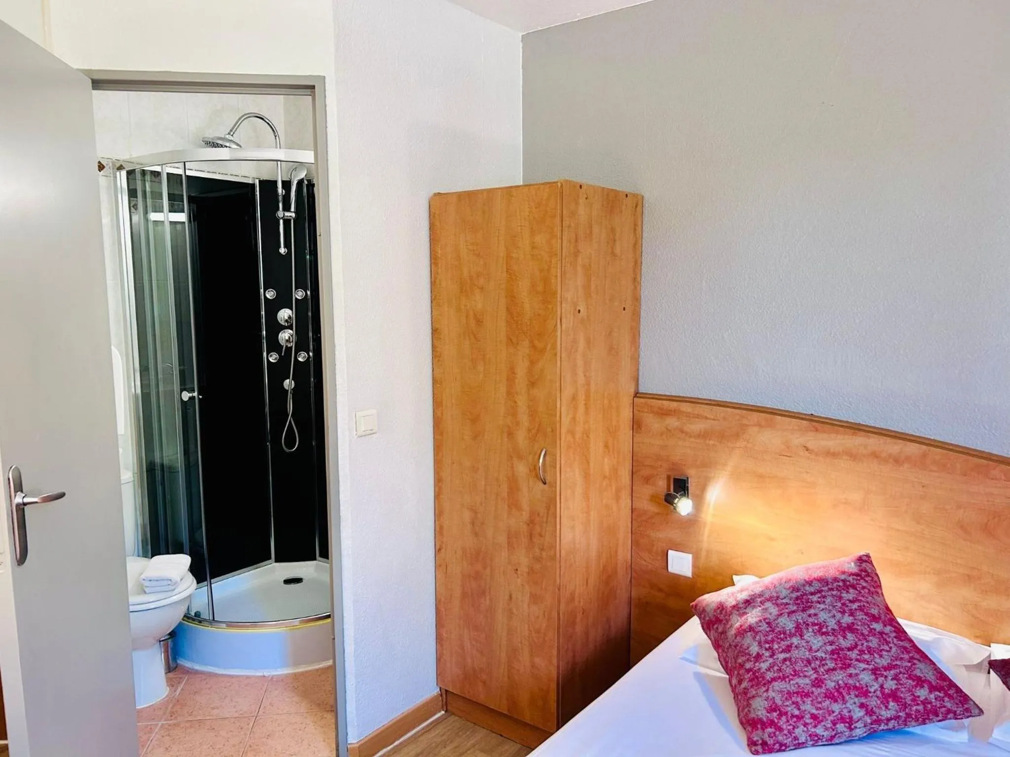 Toilet, Bed in The Originals City, Hôtel Nîmes Costières