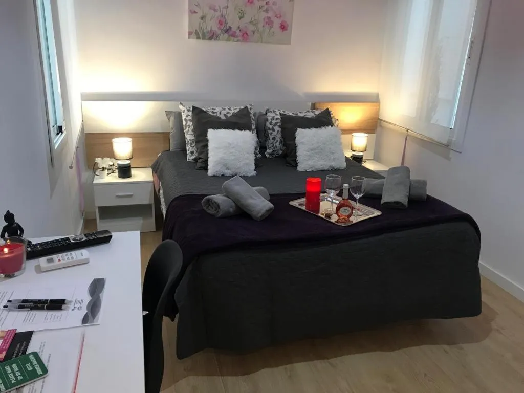 Photo of the whole room, Bed in ViNALUX