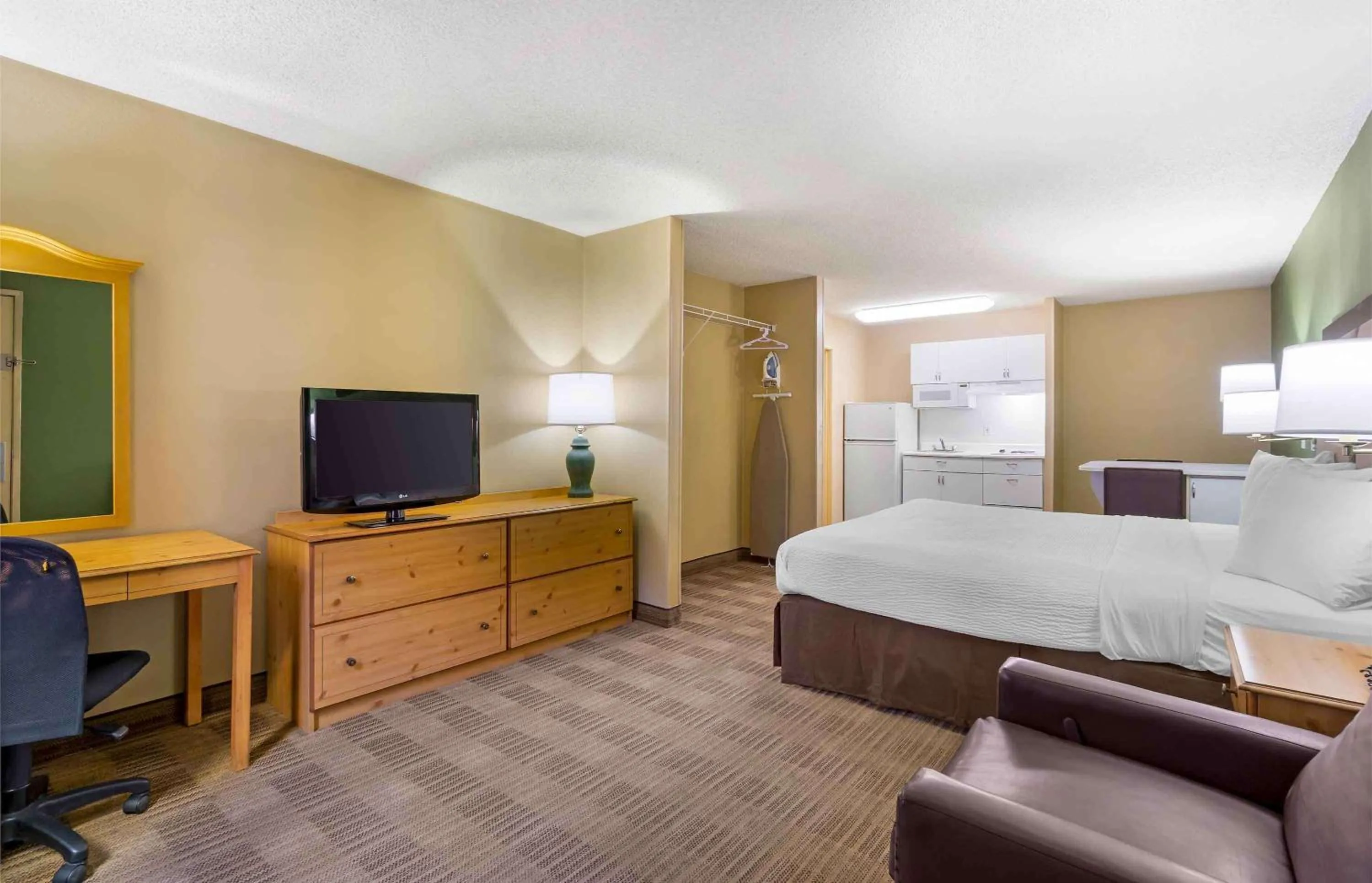 Bedroom, Bed in Extended Stay America Suites - Seattle - Southcenter