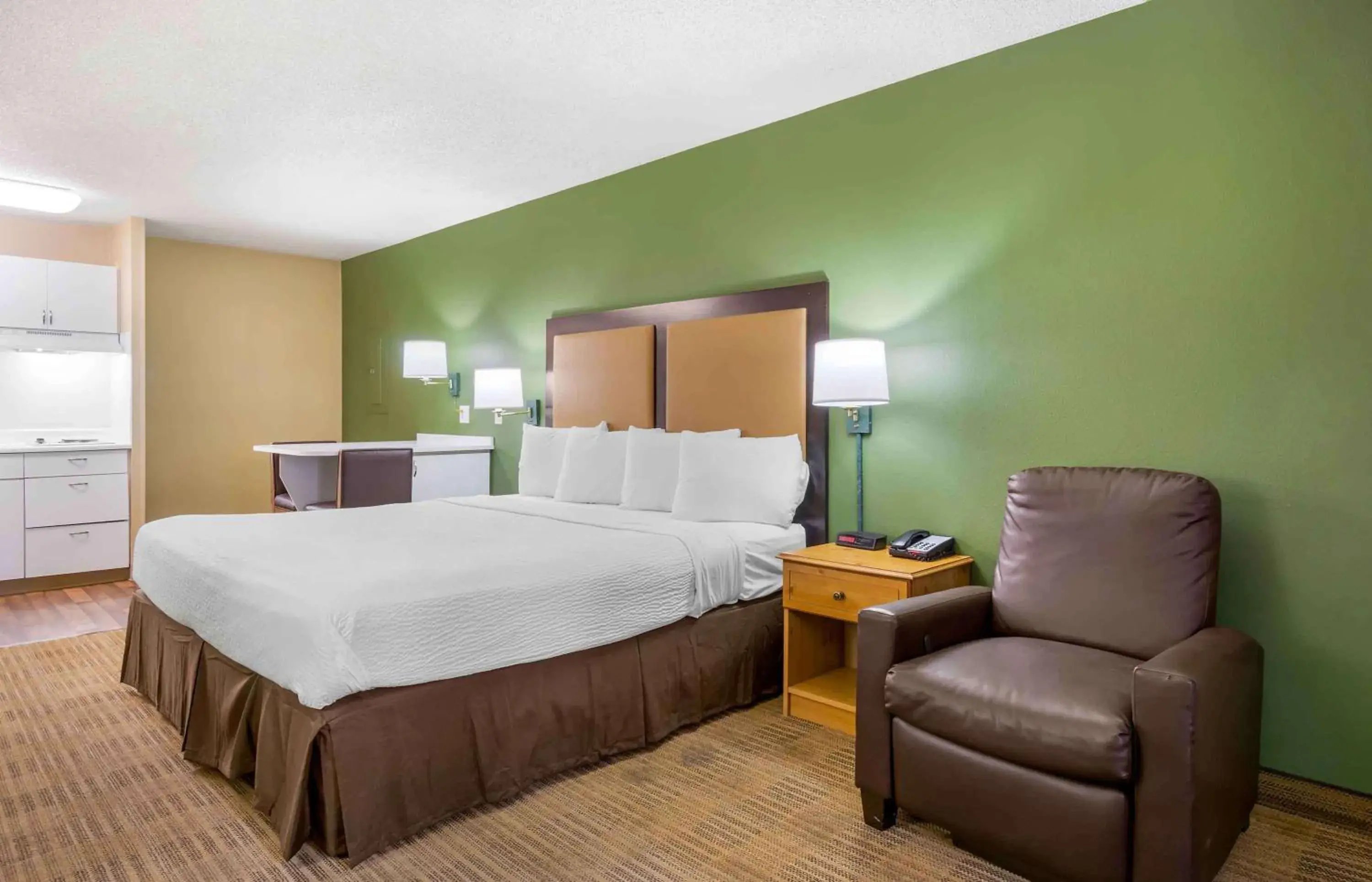 Studio with One King Bed - Non-Smoking in Extended Stay America Suites - Seattle - Southcenter Studio with One King Bed - Non-Smoking in Extended Stay America Suites - Seattle - Southcenter