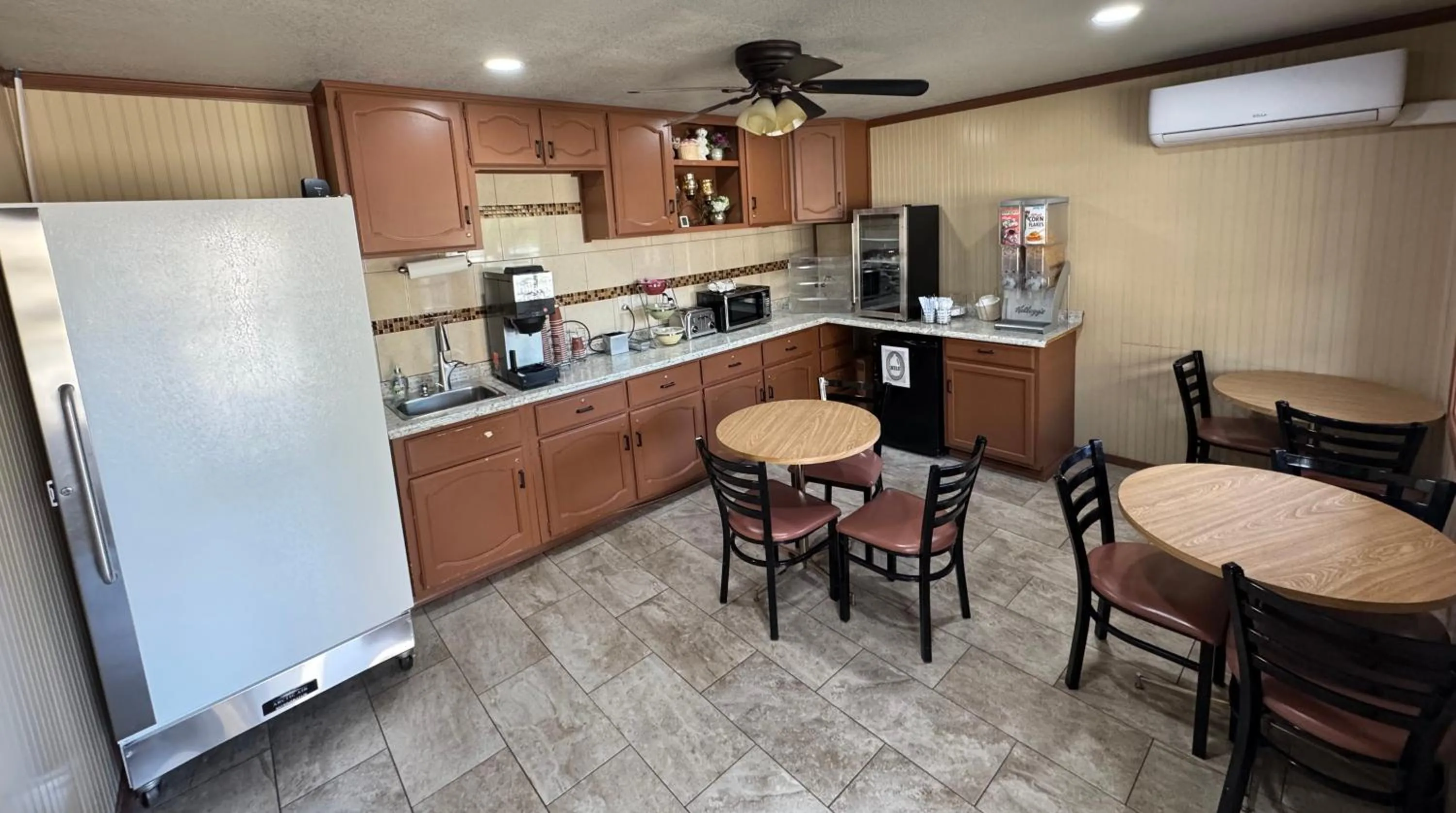 The KC Motel Show Low