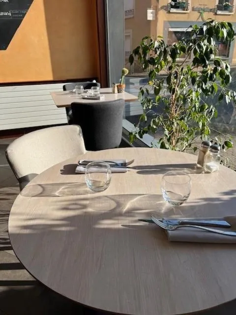 Restaurant/places to eat in Hotel le Broceliande - Sure Hotel Collection by Best Western