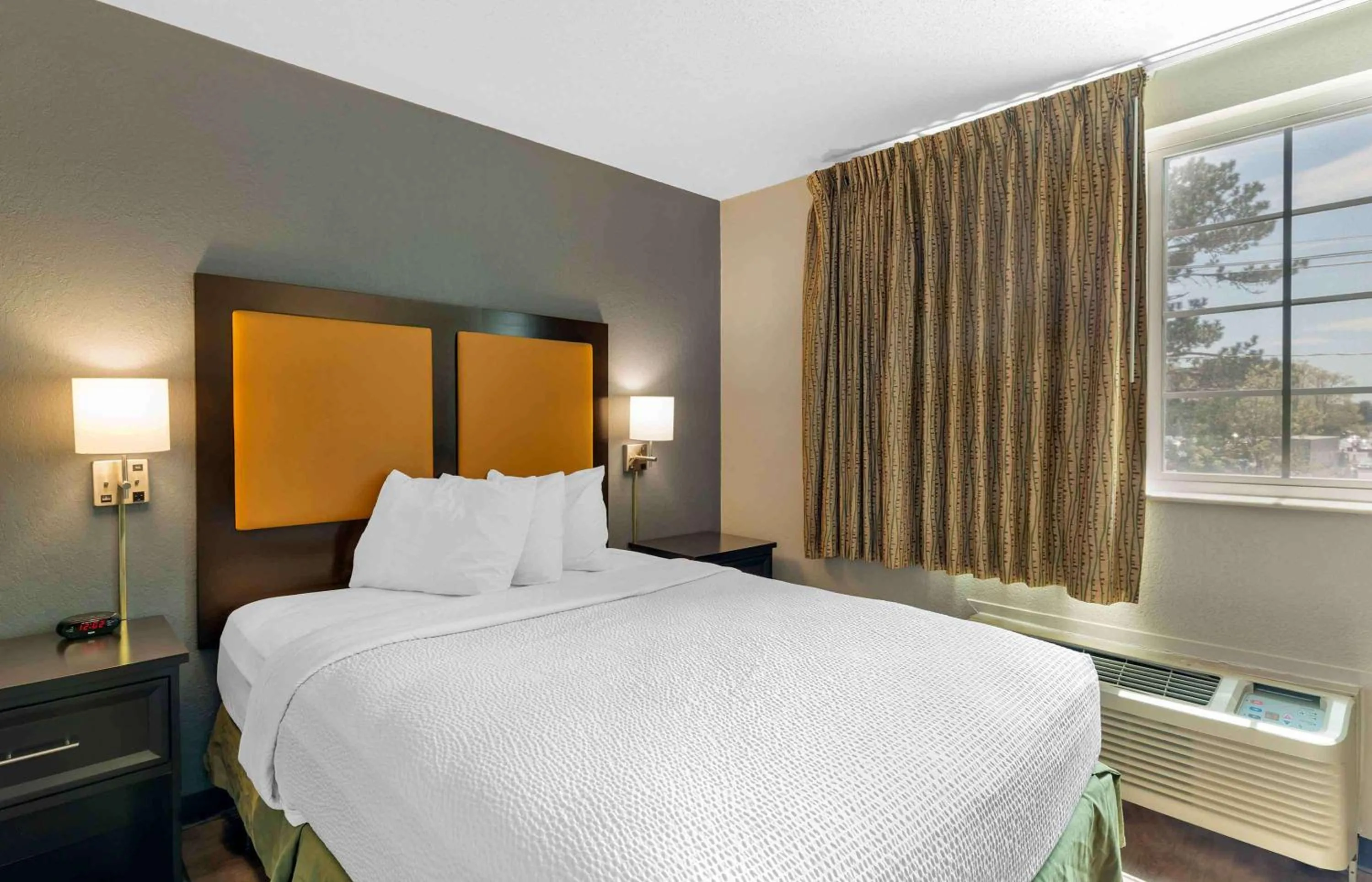 Bedroom, Bed in Extended Stay America Suites - Boston - Peabody