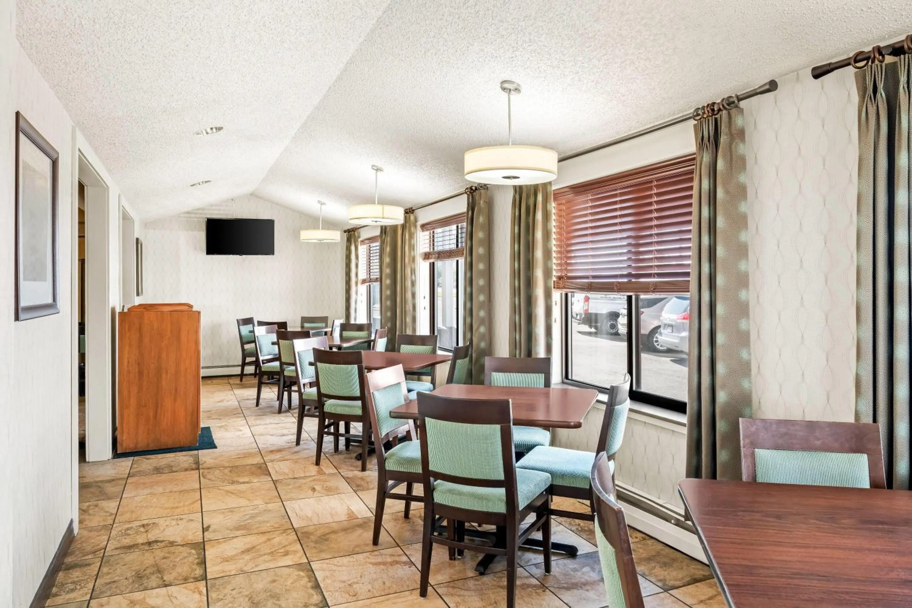 Restaurant/places to eat in Days Inn by Wyndham Helena