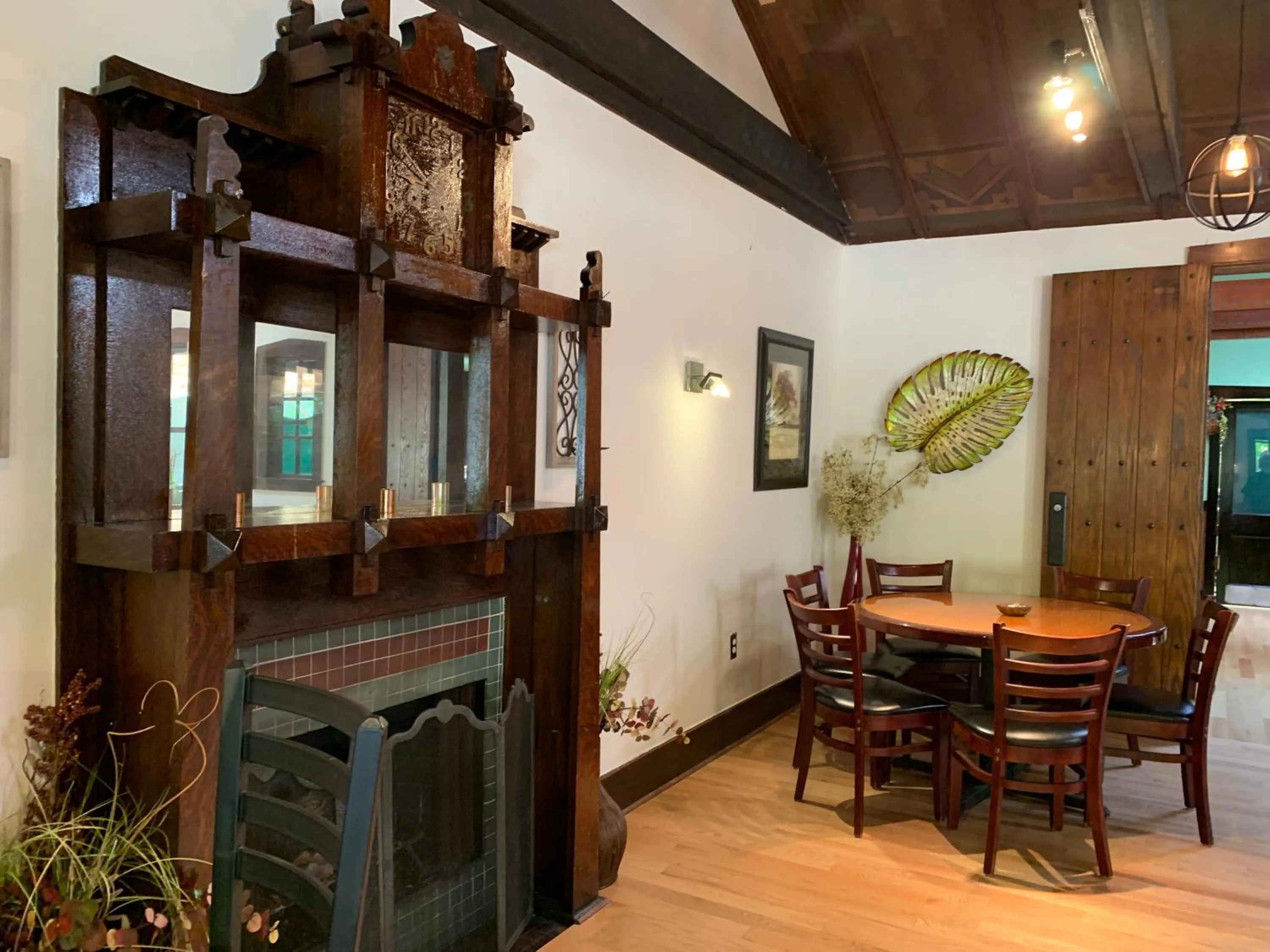 Restaurant/places to eat in Gordon Beach Inn