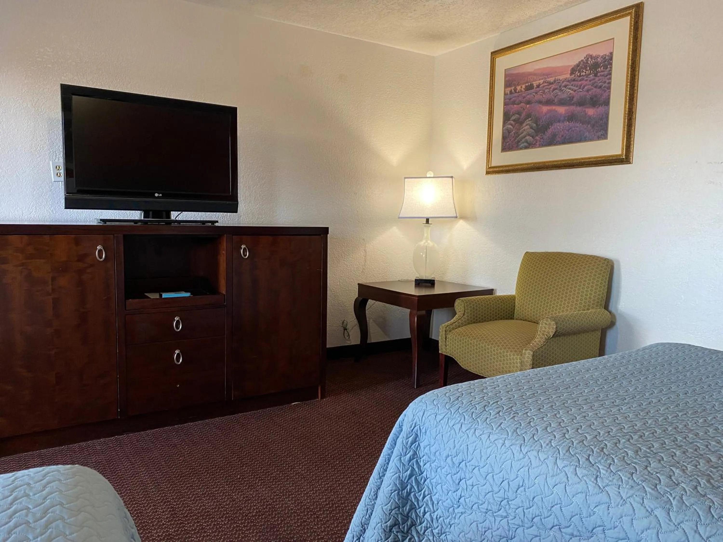 Communal lounge/ TV room, Bed in Four Corners Inn
