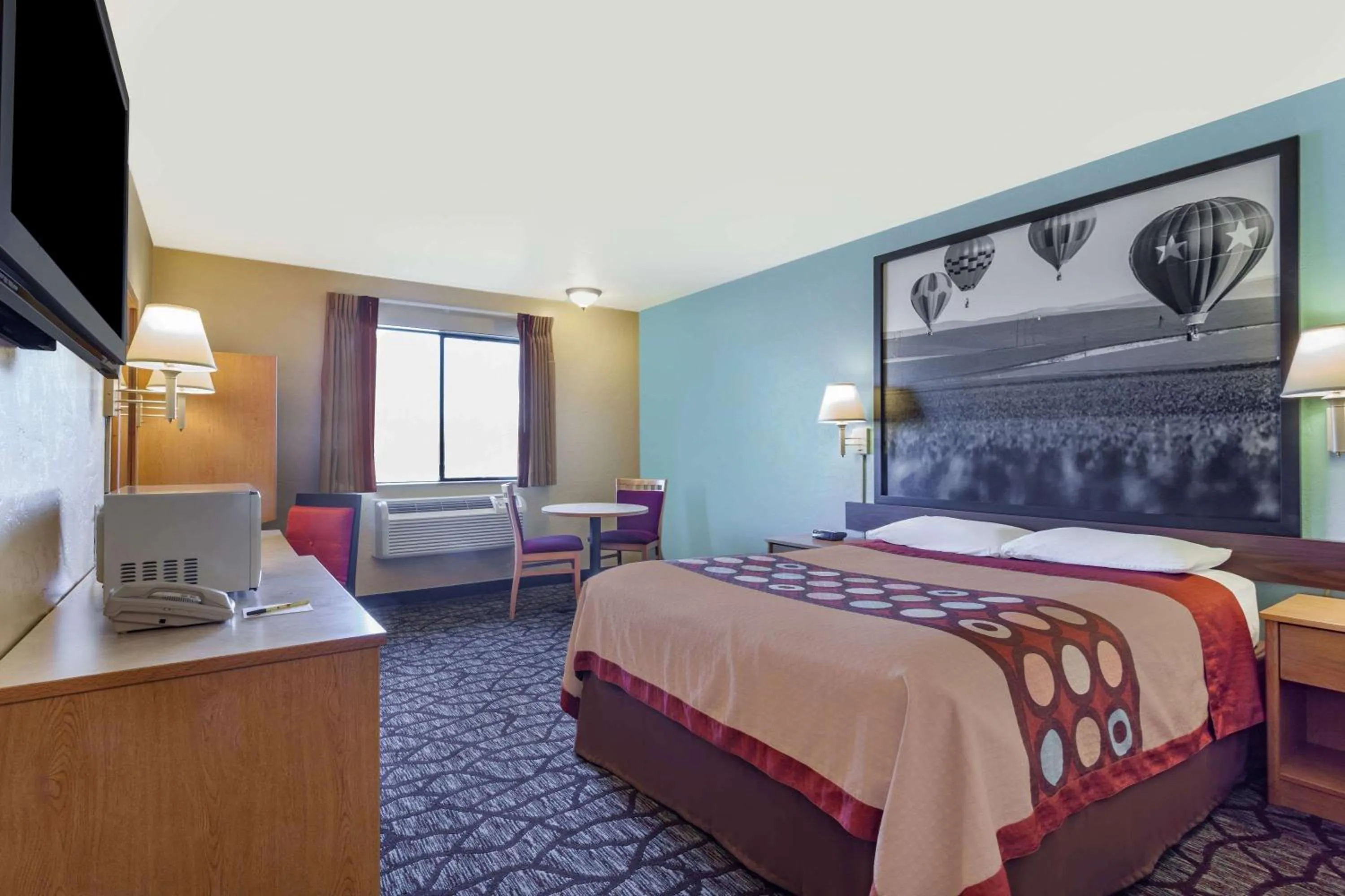 Photo of the whole room, Bed in Super 8 by Wyndham Union Gap Yakima Area