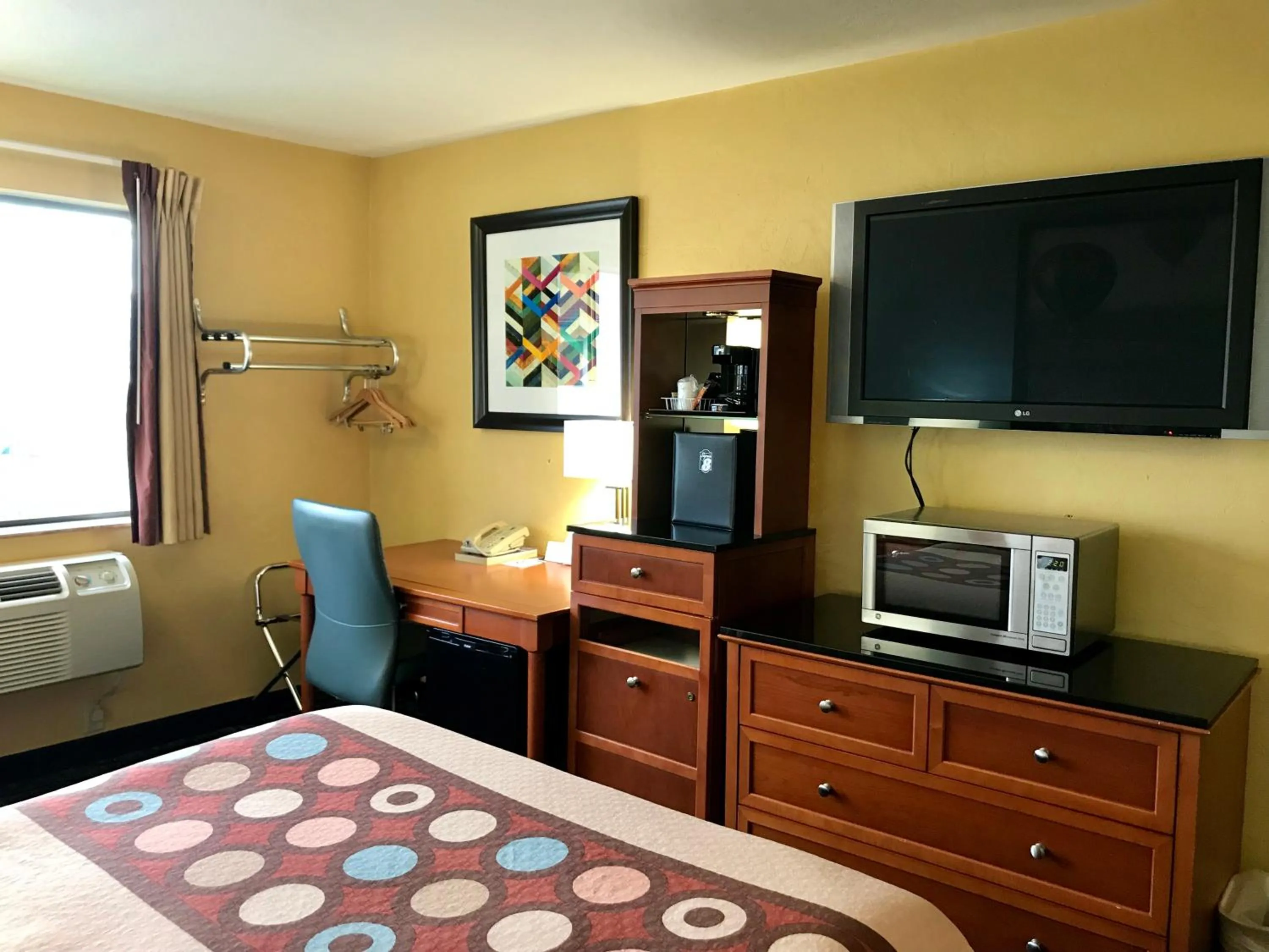 Communal lounge/ TV room, Bed in Super 8 by Wyndham Union Gap Yakima Area