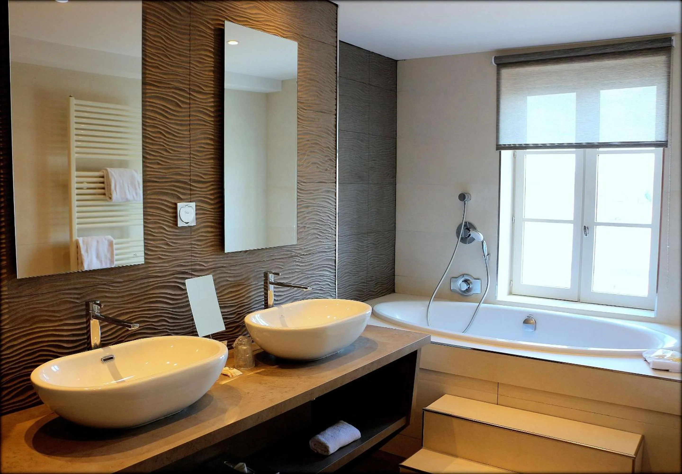 Bathroom in Best Western Le Cheval Blanc -Vue sur le port-plein centre ville