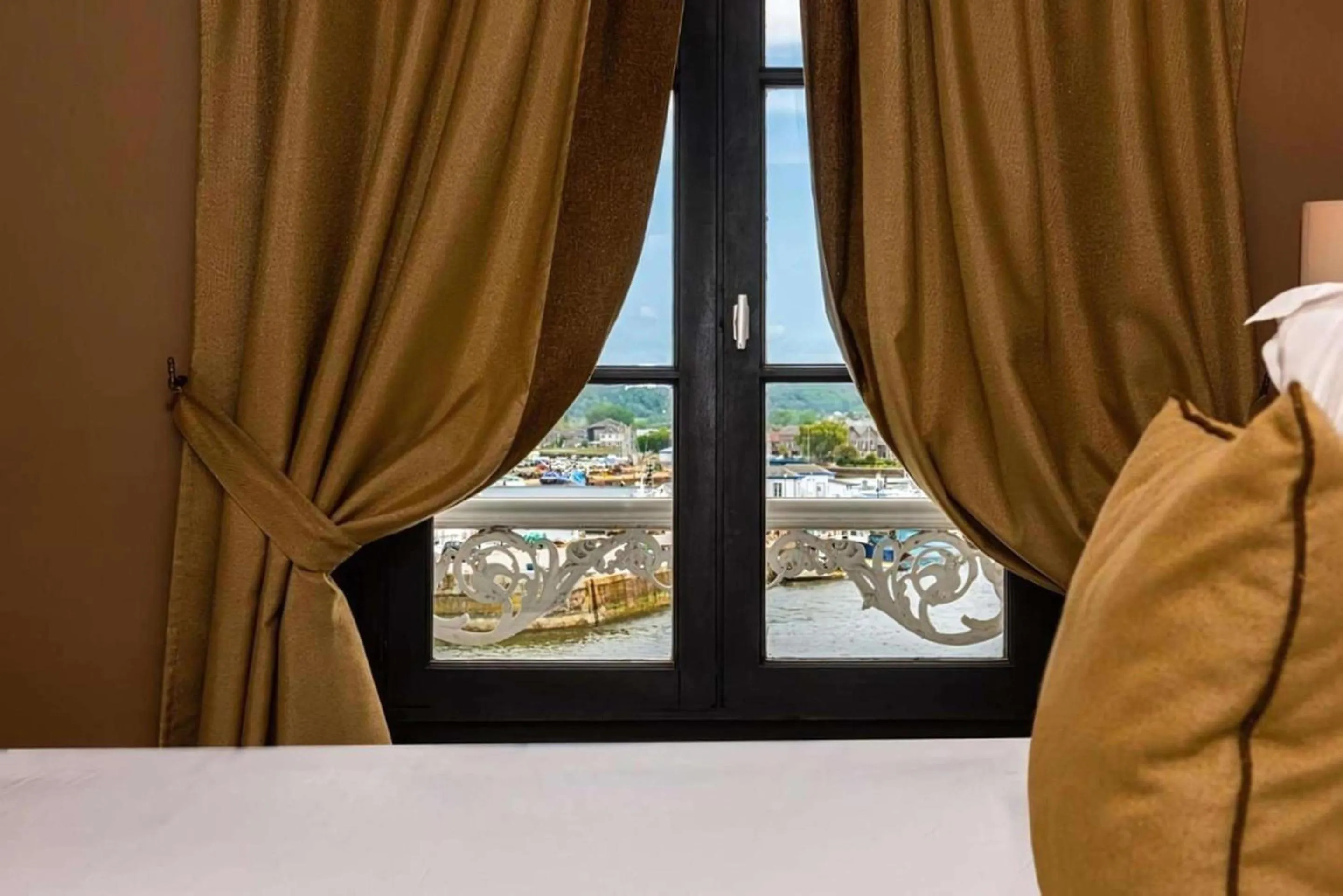 Bedroom, Bed in Best Western Le Cheval Blanc -Vue sur le port-plein centre ville