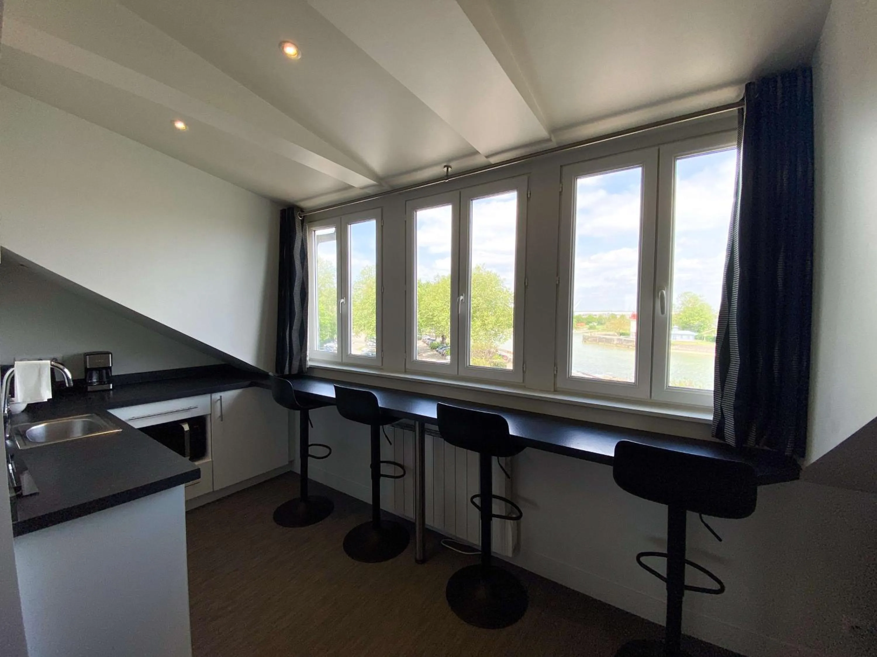 Kitchen or kitchenette in Best Western Le Cheval Blanc -Vue sur le port-plein centre ville