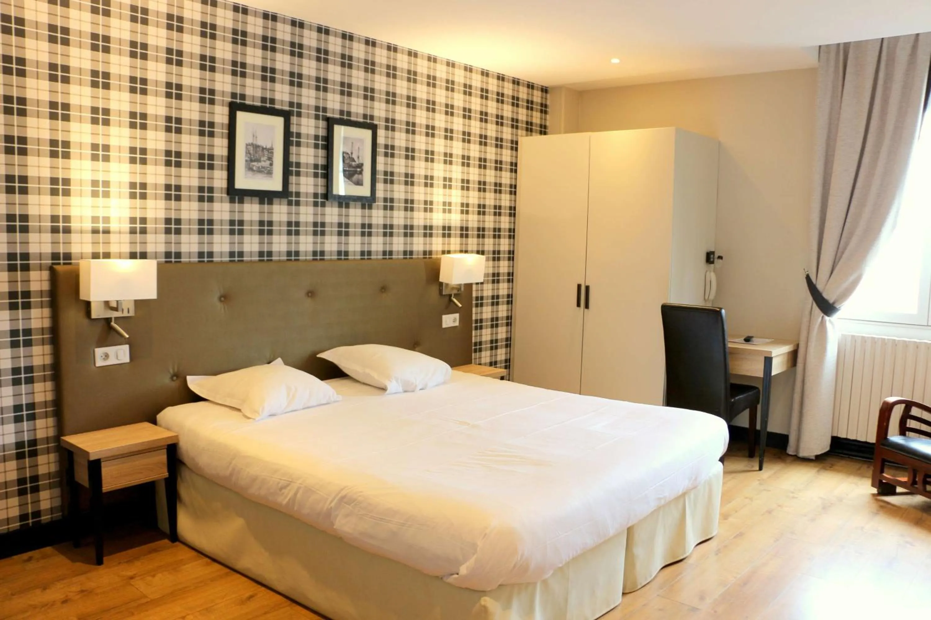 Photo of the whole room, Bed in Best Western Le Cheval Blanc -Vue sur le port-plein centre ville