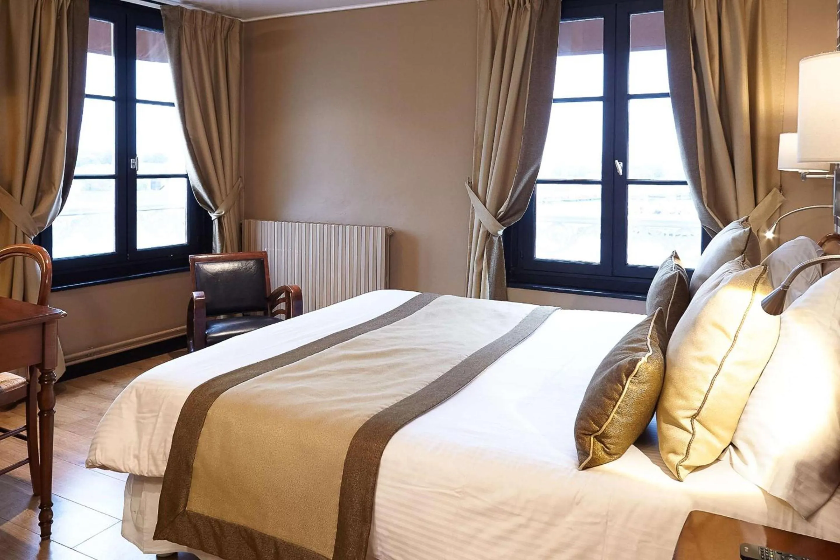 Photo of the whole room, Bed in Best Western Le Cheval Blanc -Vue sur le port-plein centre ville