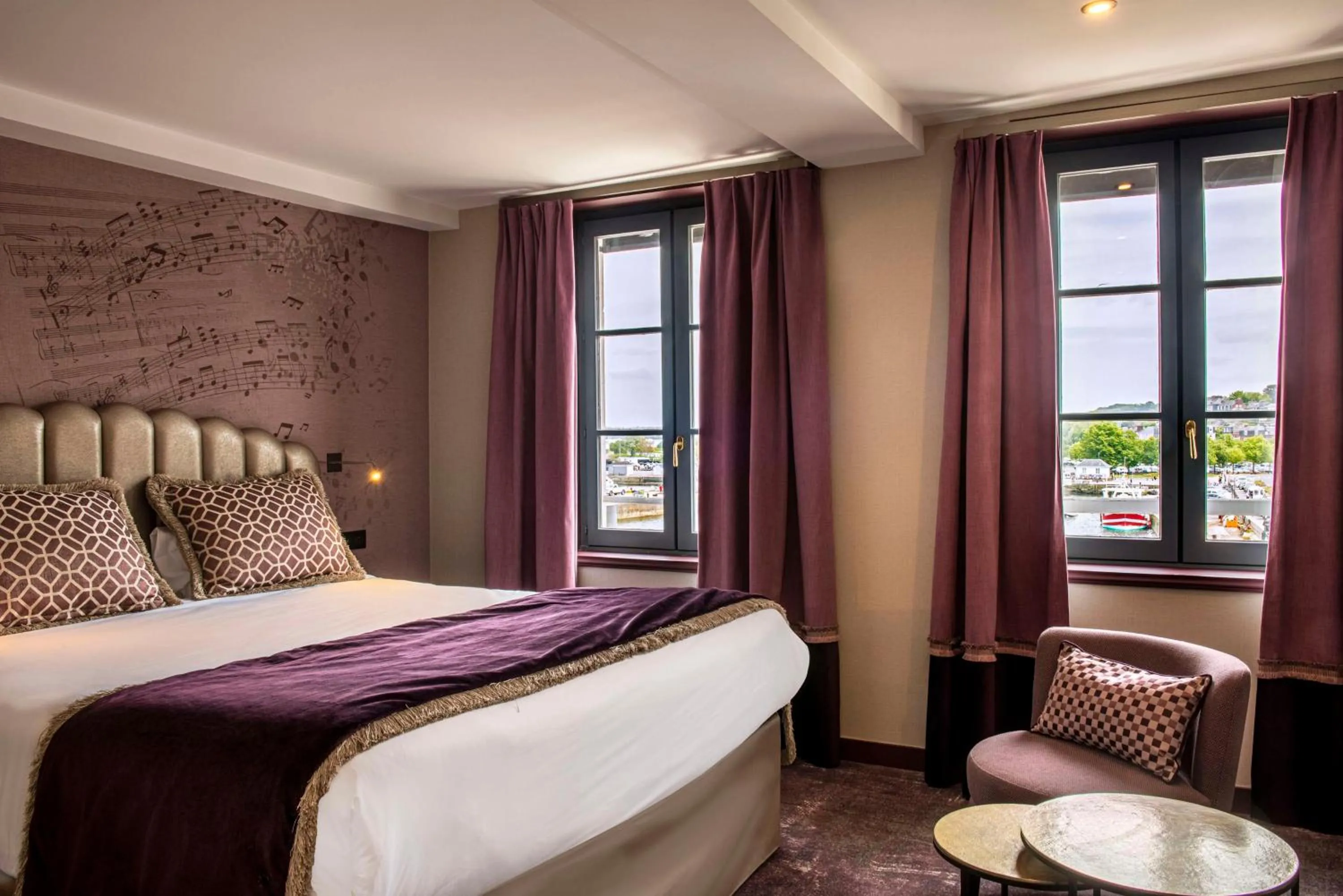 Bedroom, Bed in Best Western Le Cheval Blanc -Vue sur le port-plein centre ville