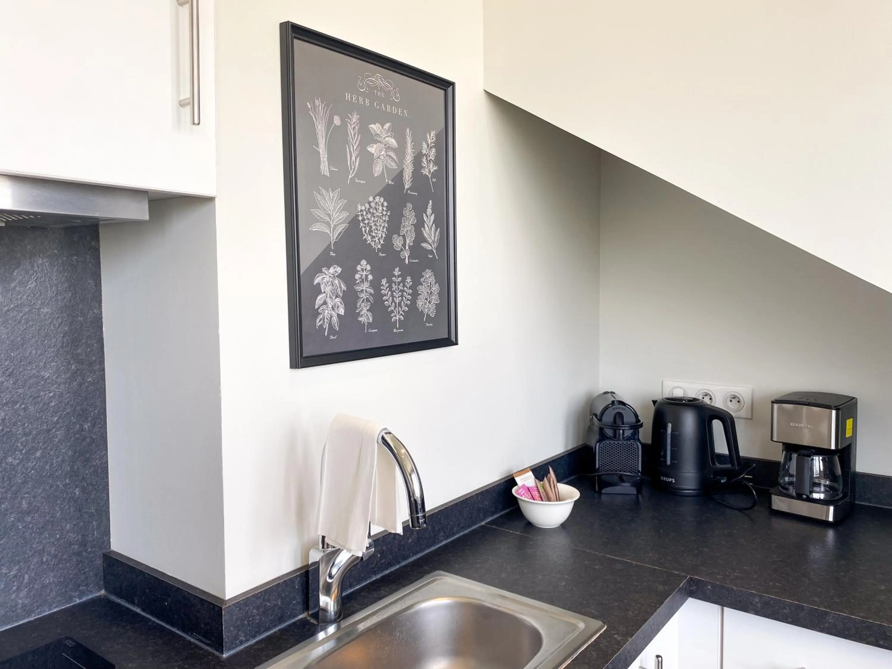 kitchen in Best Western Le Cheval Blanc -Vue sur le port-plein centre ville