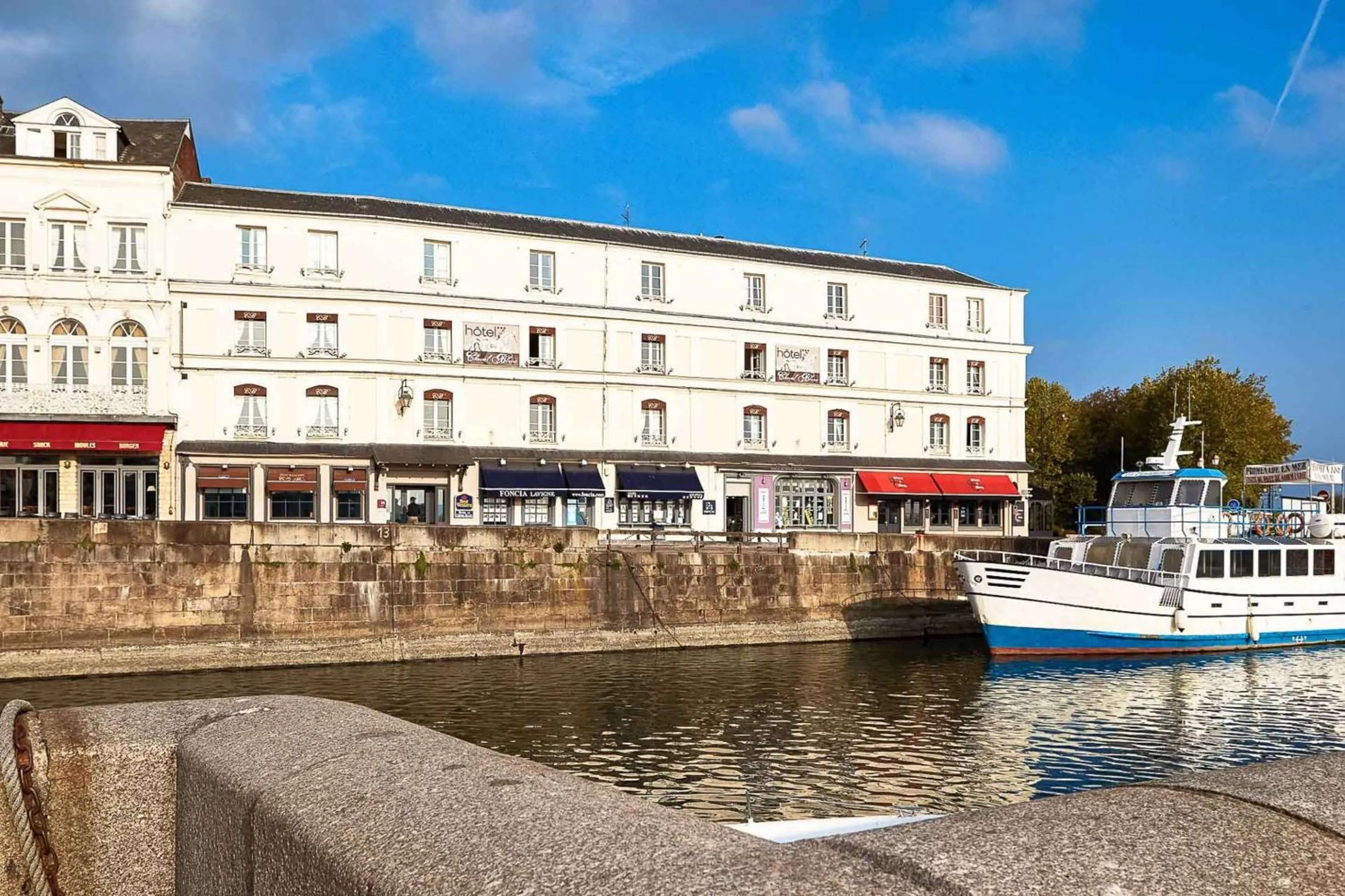 Property building in Best Western Le Cheval Blanc -Vue sur le port-plein centre ville