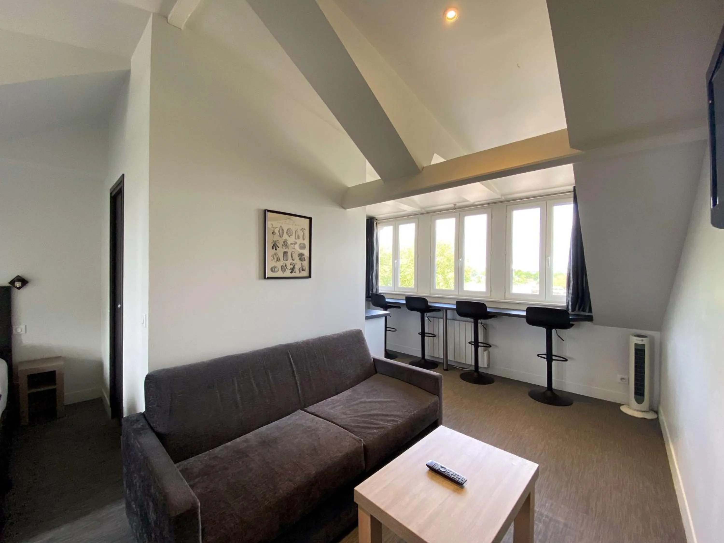 Kitchen or kitchenette in Best Western Le Cheval Blanc -Vue sur le port-plein centre ville