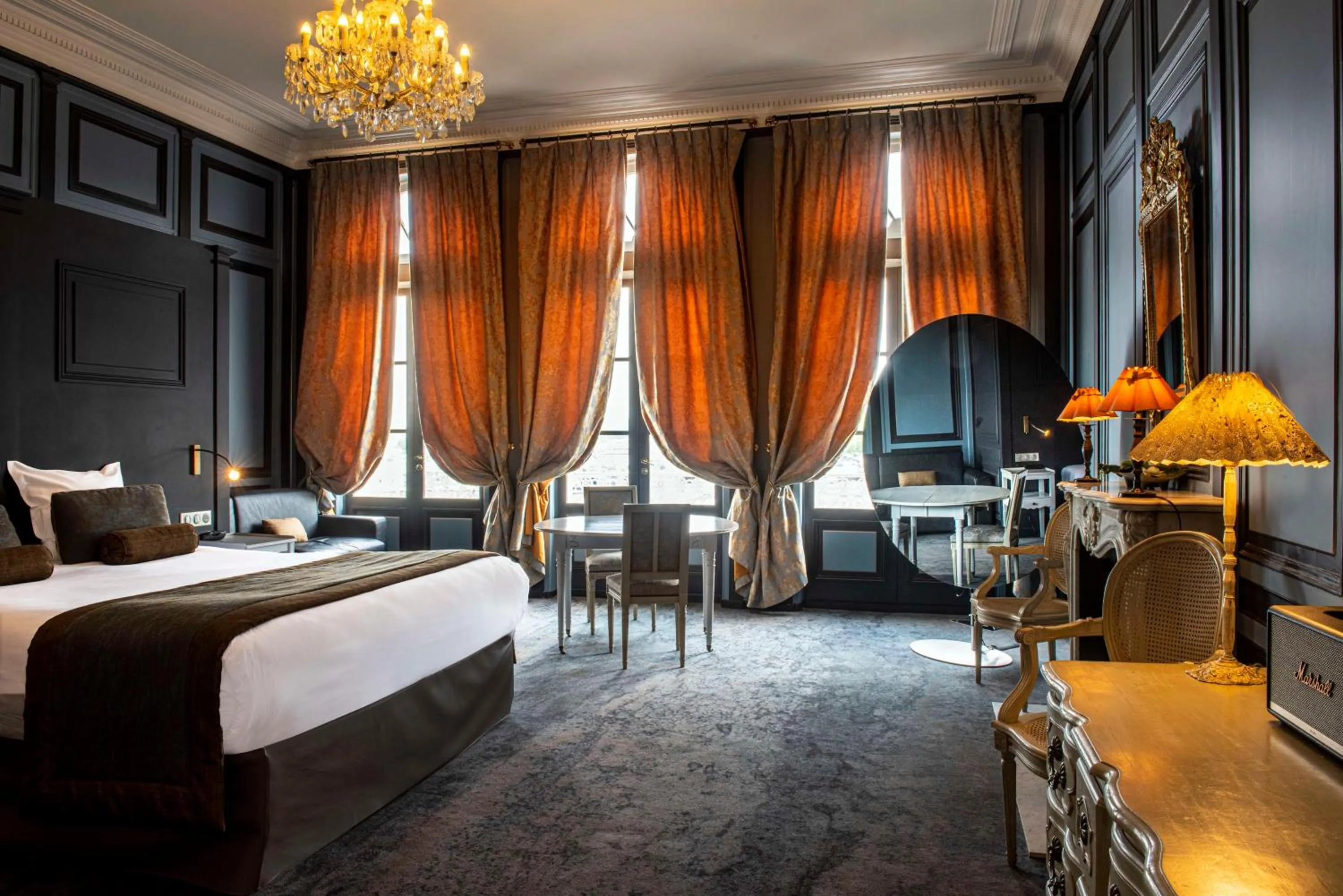 Bedroom, Bed in Best Western Le Cheval Blanc -Vue sur le port-plein centre ville