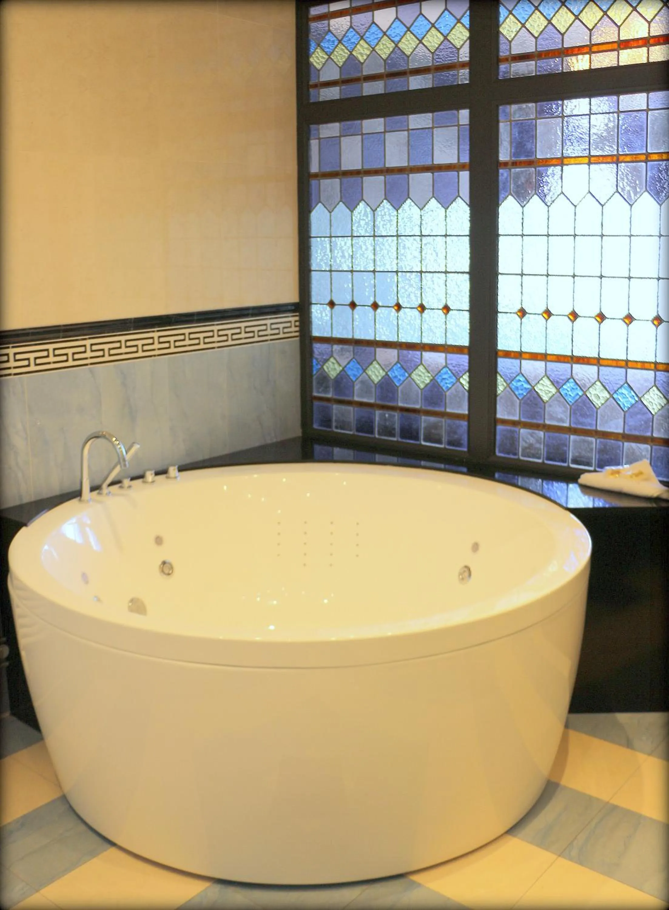 Bathroom in Best Western Le Cheval Blanc -Vue sur le port-plein centre ville