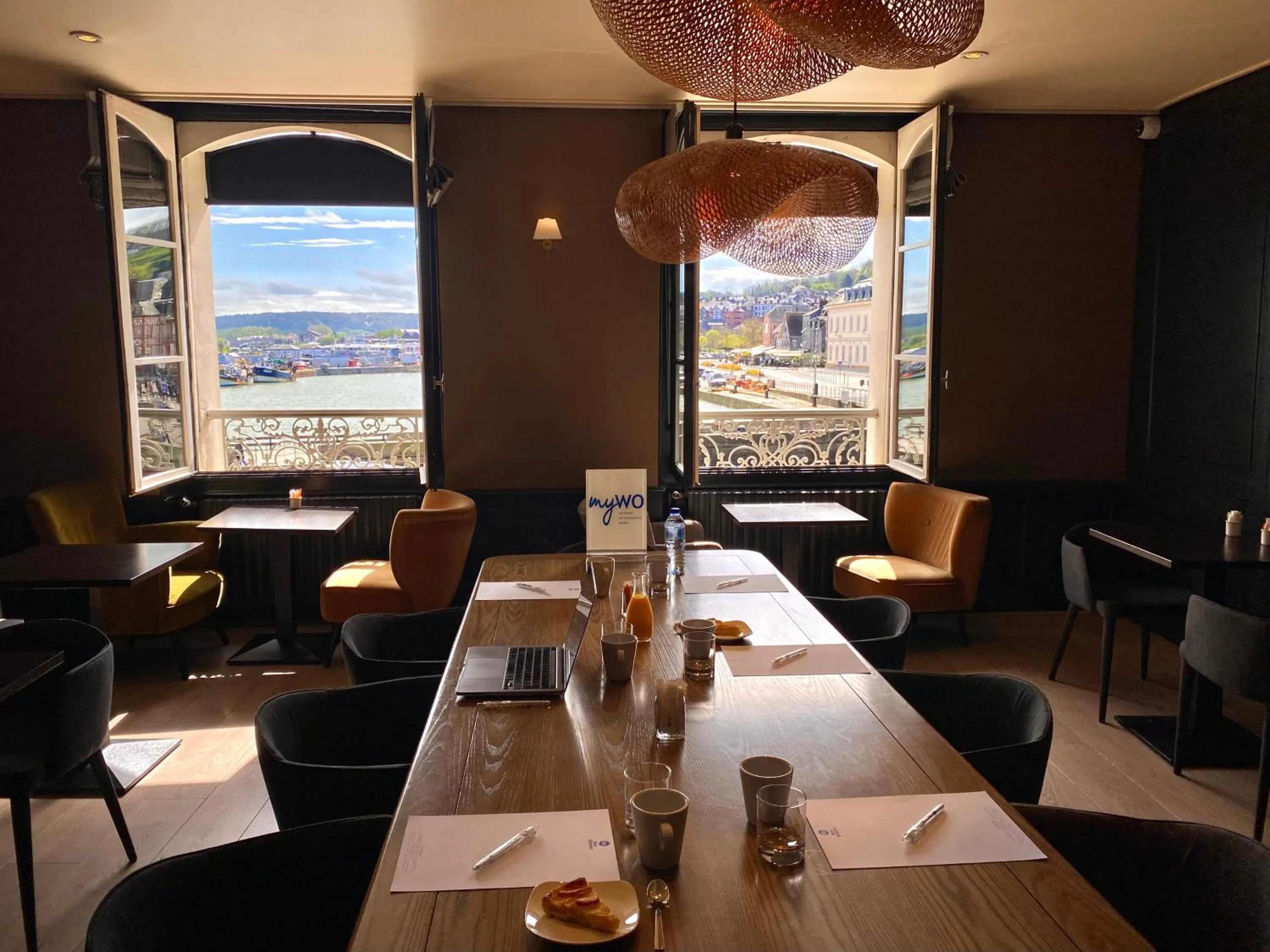 Breakfast in Best Western Le Cheval Blanc -Vue sur le port-plein centre ville