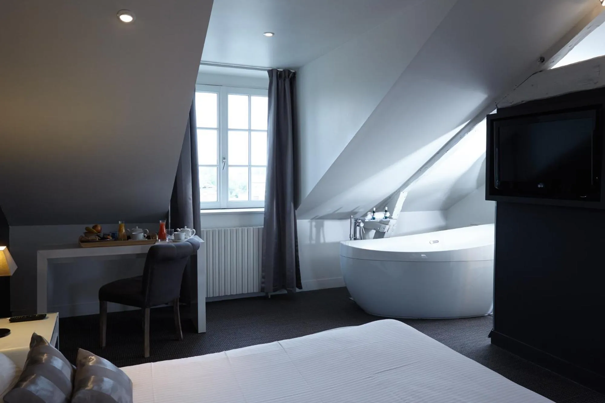 Photo of the whole room, Bed in Best Western Le Cheval Blanc -Vue sur le port-plein centre ville