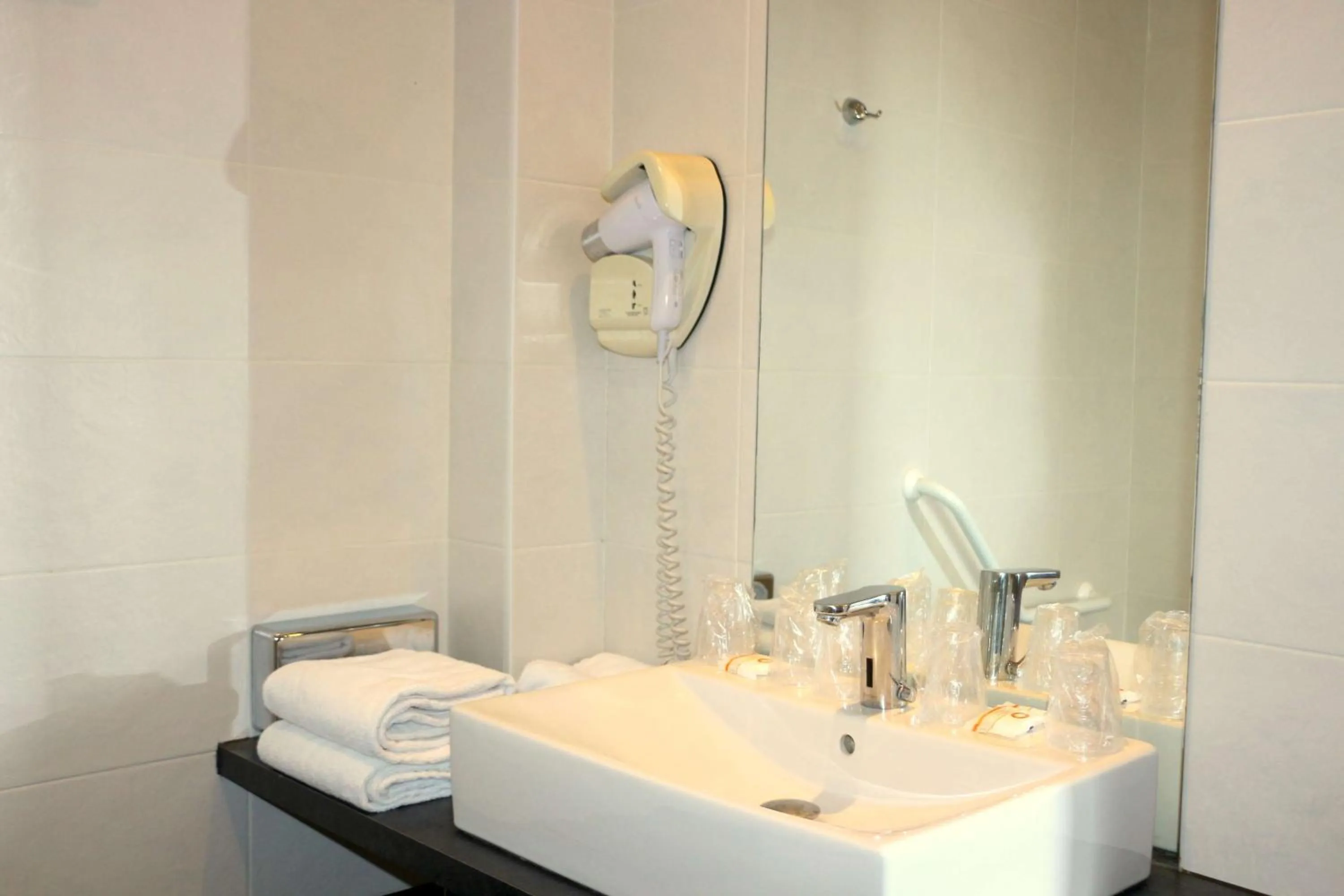 Bathroom in Best Western Le Cheval Blanc -Vue sur le port-plein centre ville