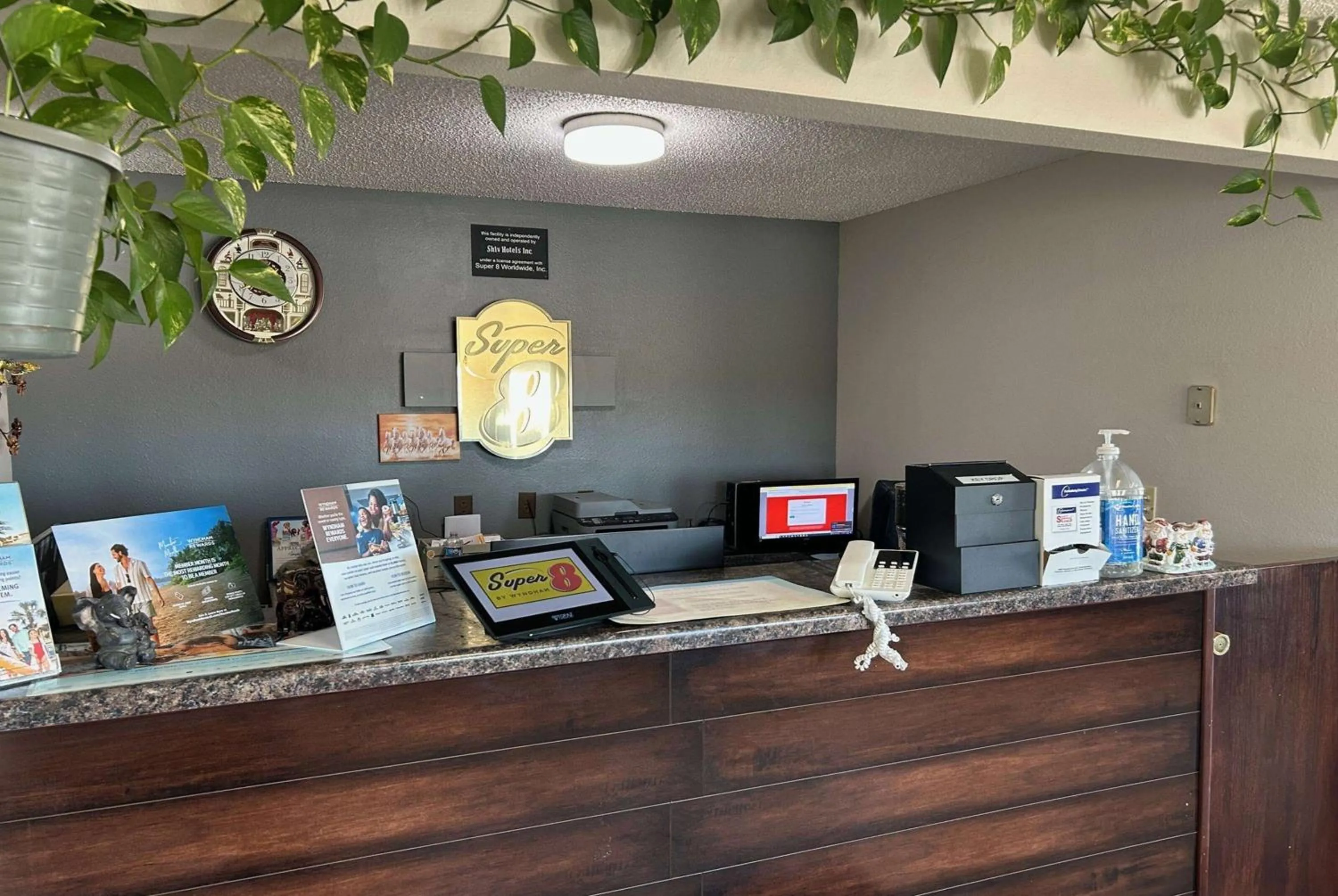 Lobby or reception in Super 8 by Wyndham Perry IA