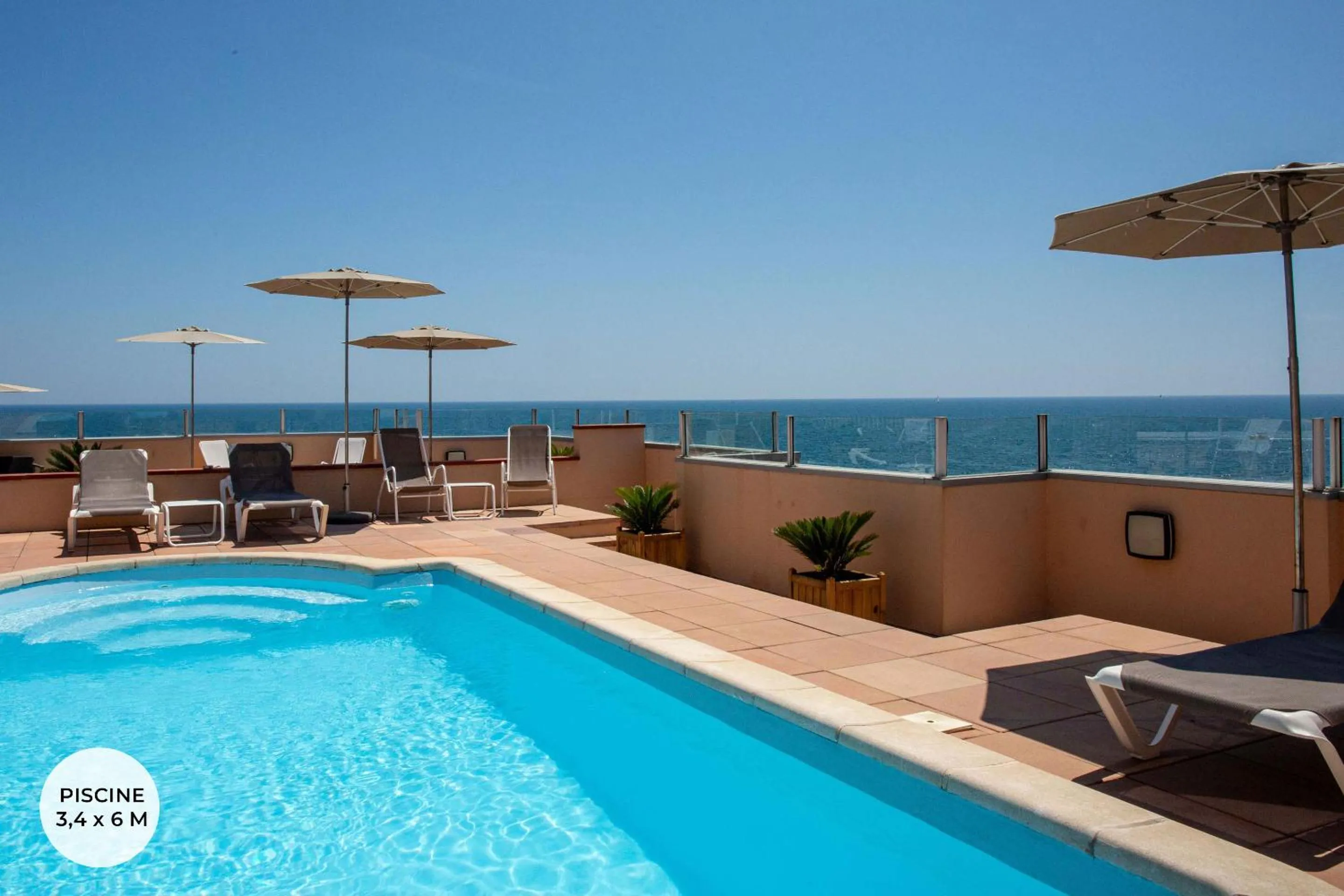 Swimming pool in Hotel Port Marine