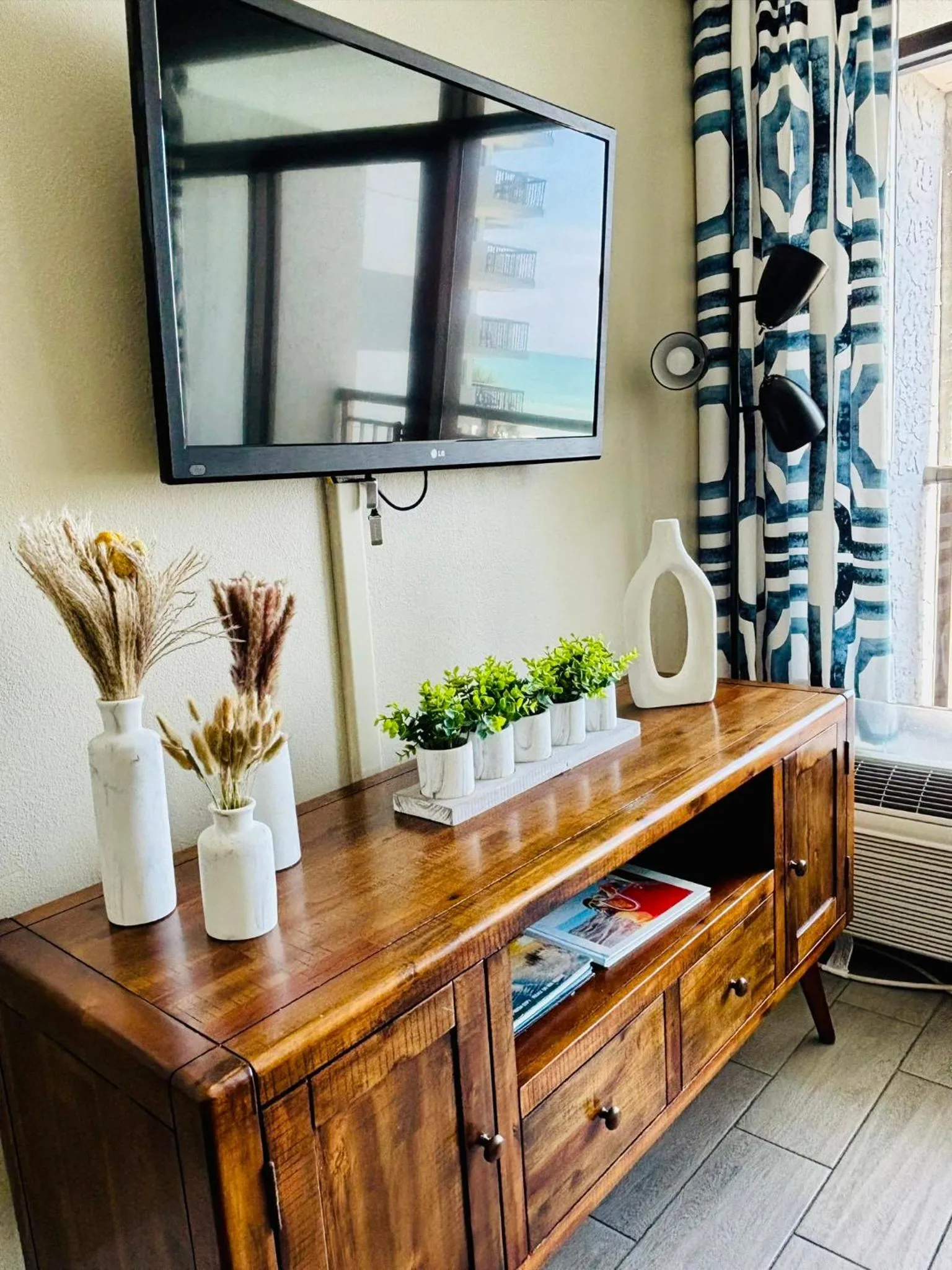 TV and multimedia in Beach Daze Oceanfront Great Location