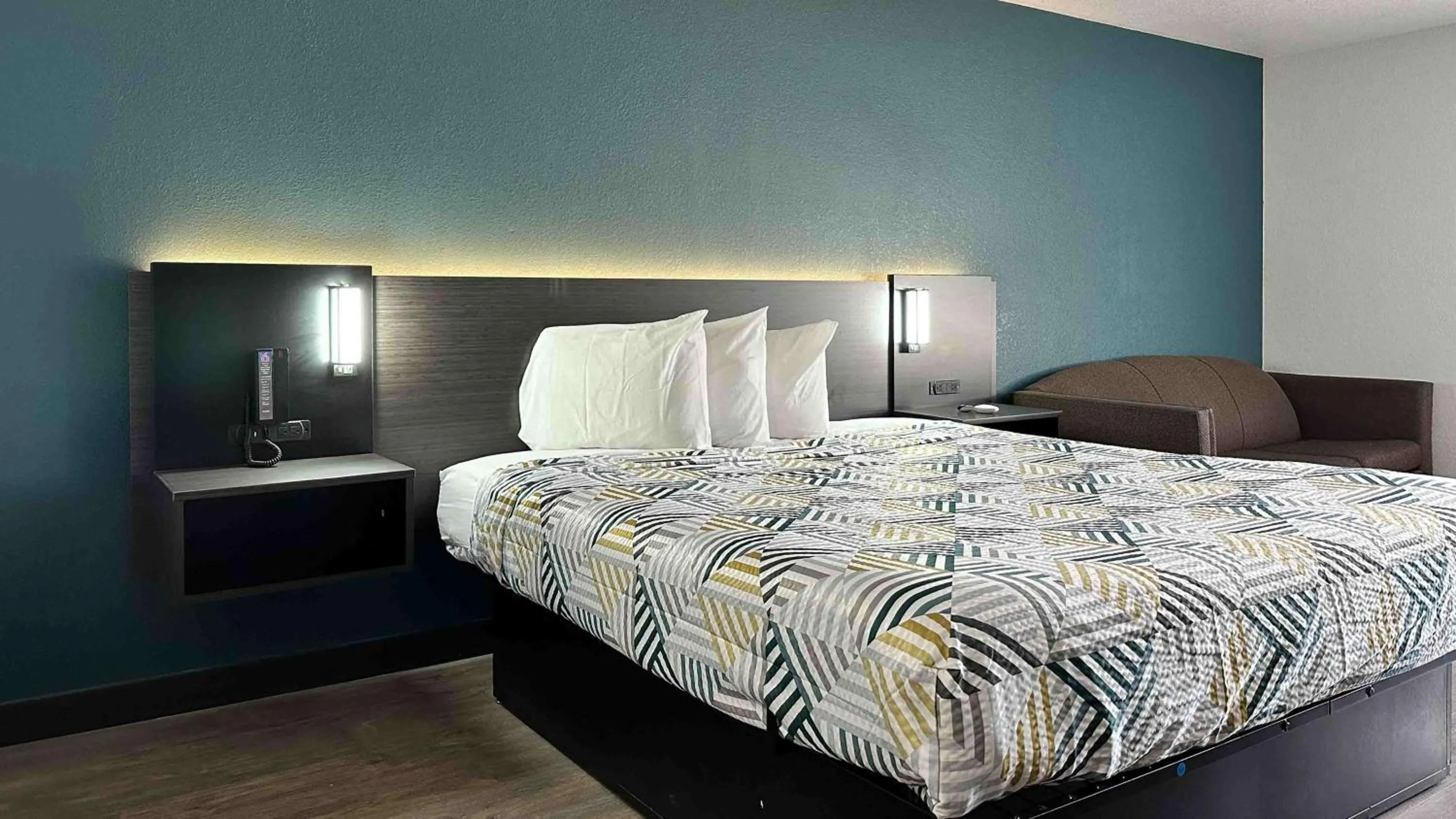 Bedroom, Bed in Motel 6-Lebec, CA