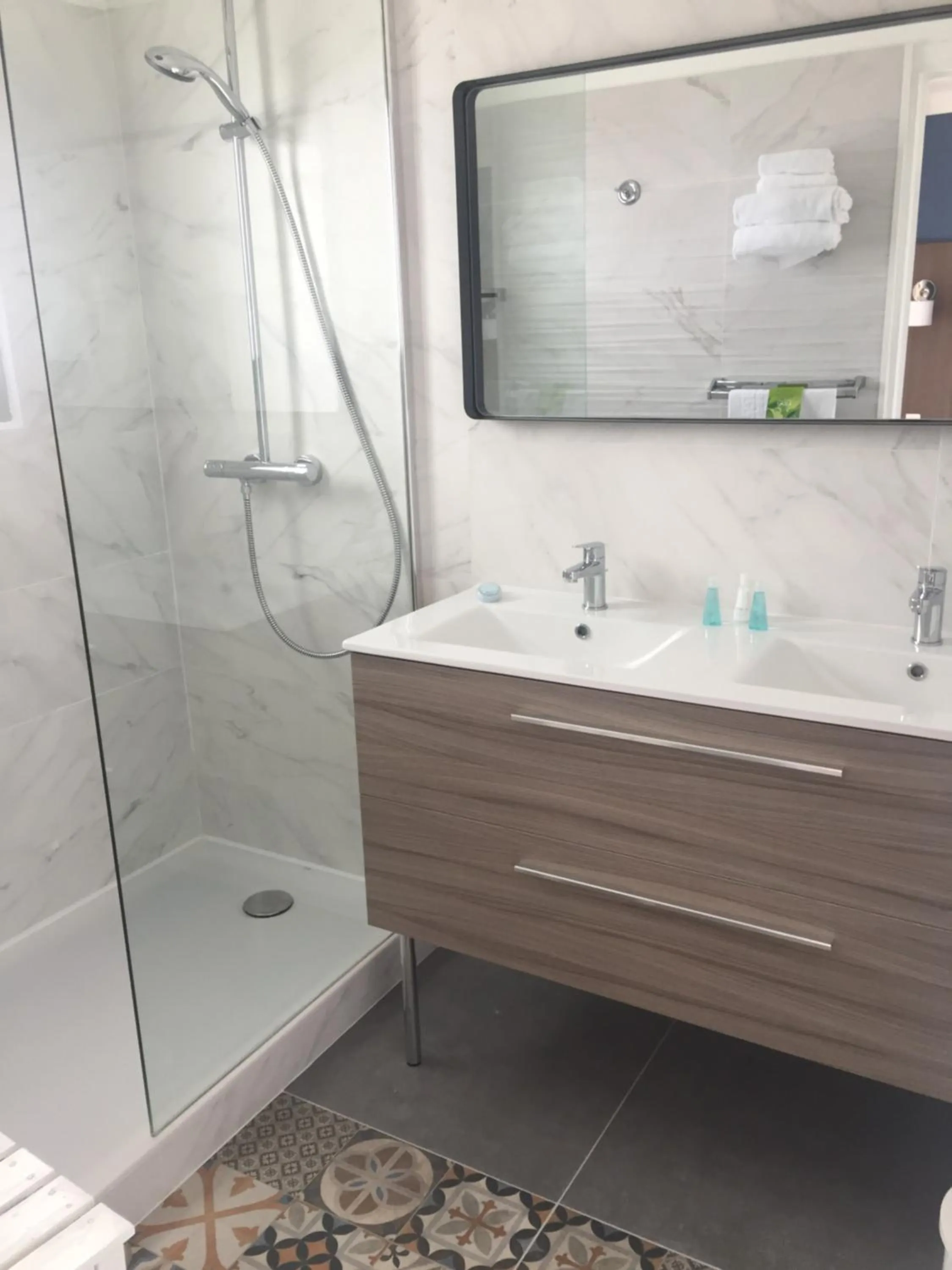 Bathroom in Le Galion Hotel et Restaurant Canet Plage - Logis