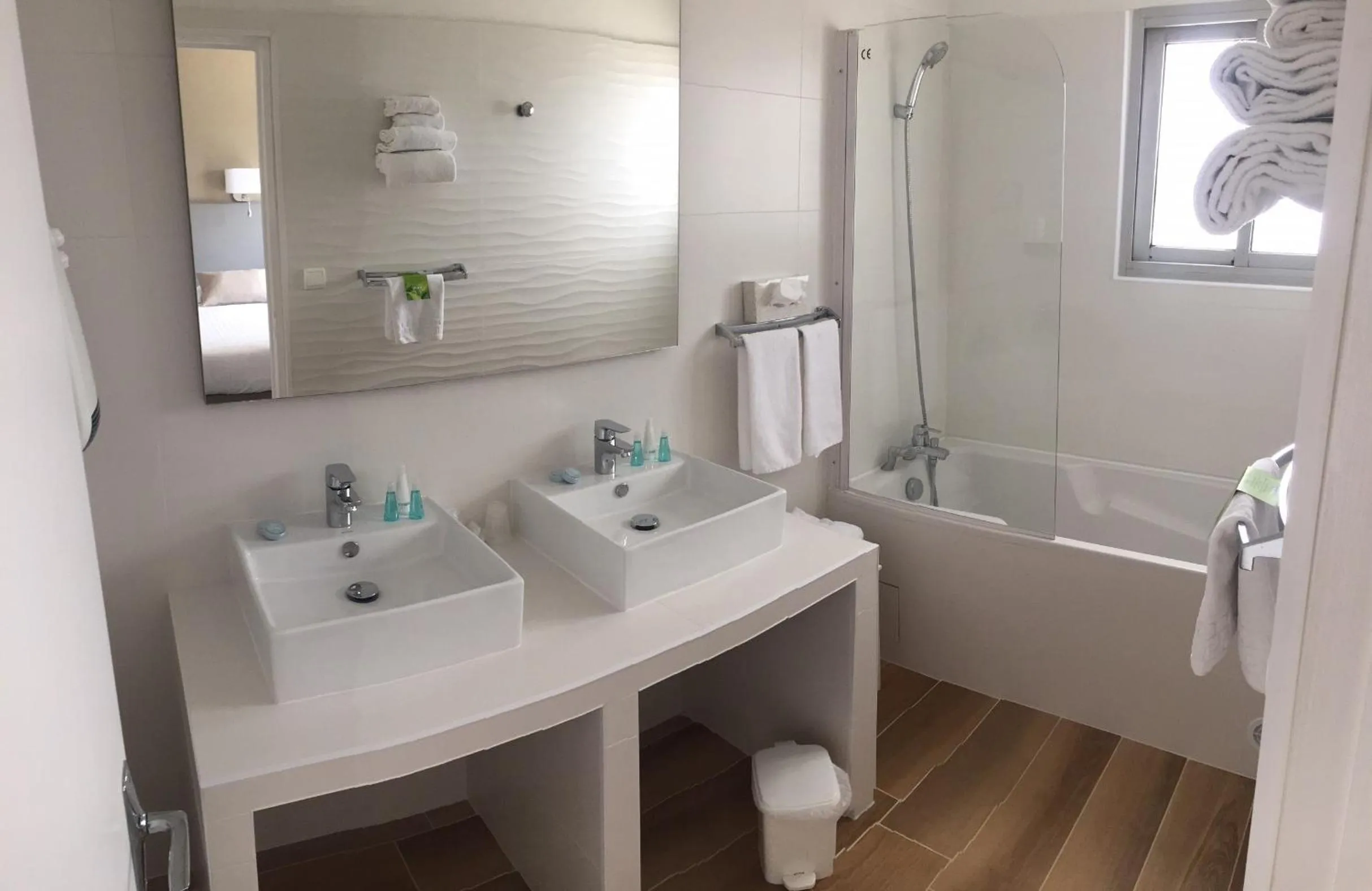 Bathroom in Le Galion Hotel et Restaurant Canet Plage - Logis