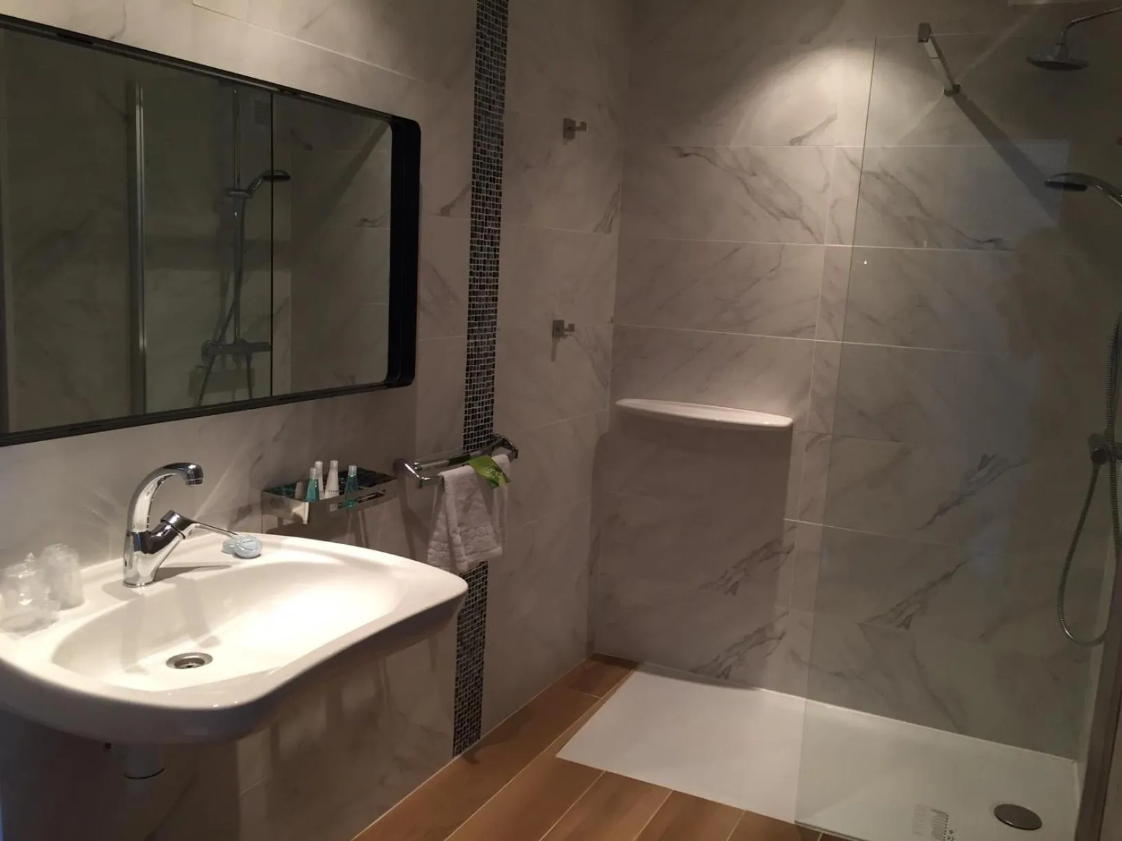 Bathroom in Le Galion Hotel et Restaurant Canet Plage - Logis