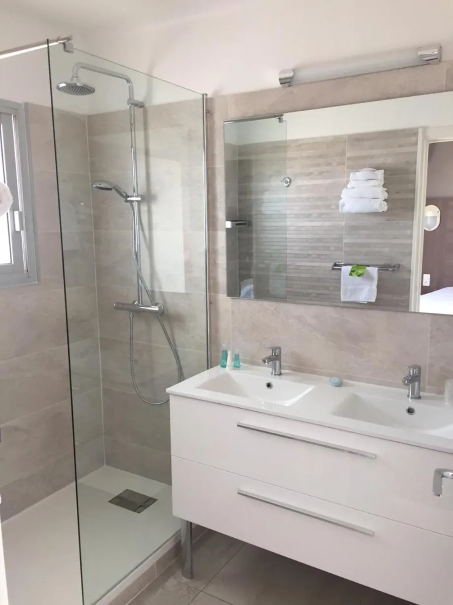 Bathroom in Le Galion Hotel et Restaurant Canet Plage - Logis