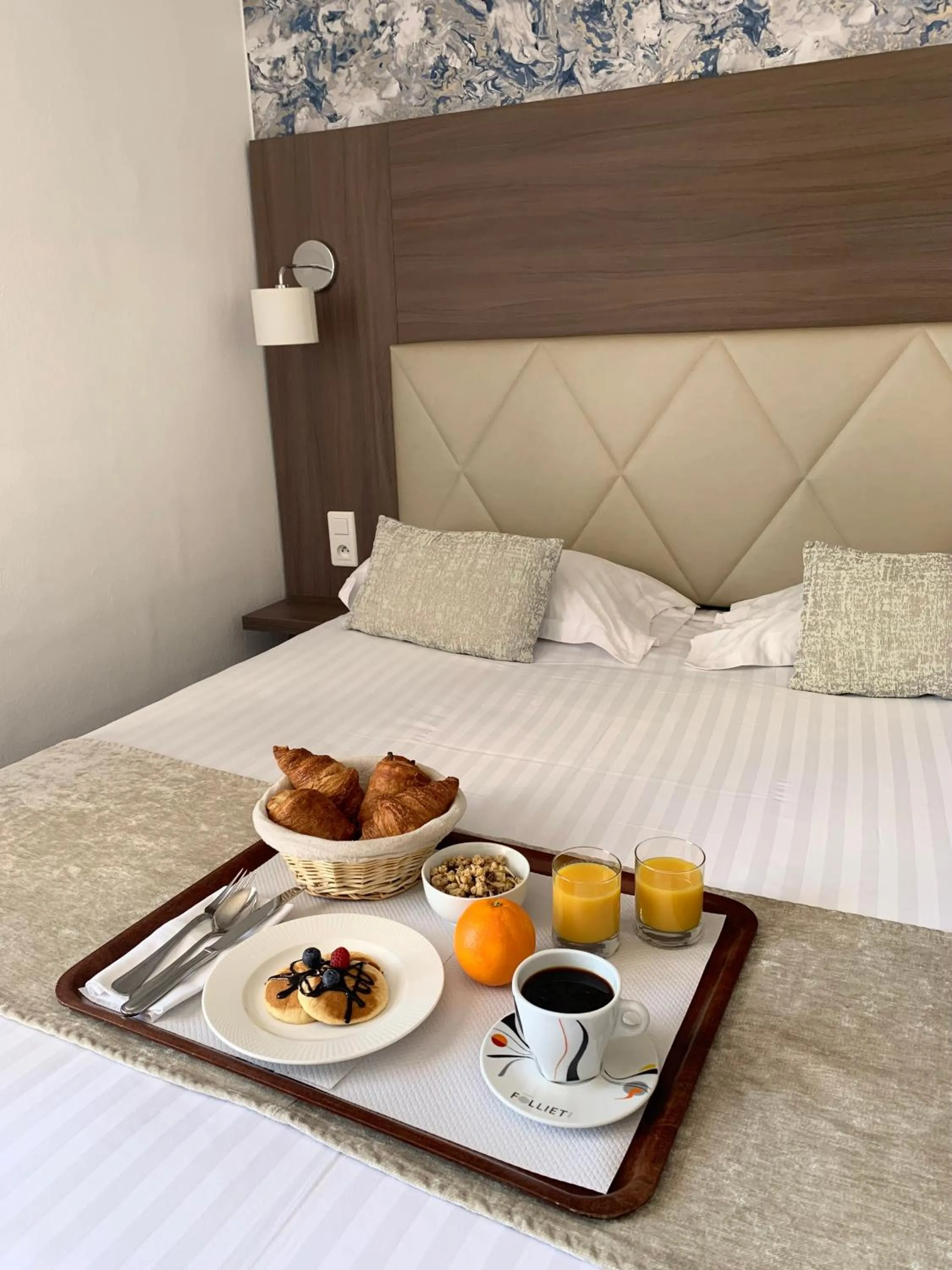 Bed in Le Galion Hotel et Restaurant Canet Plage - Logis