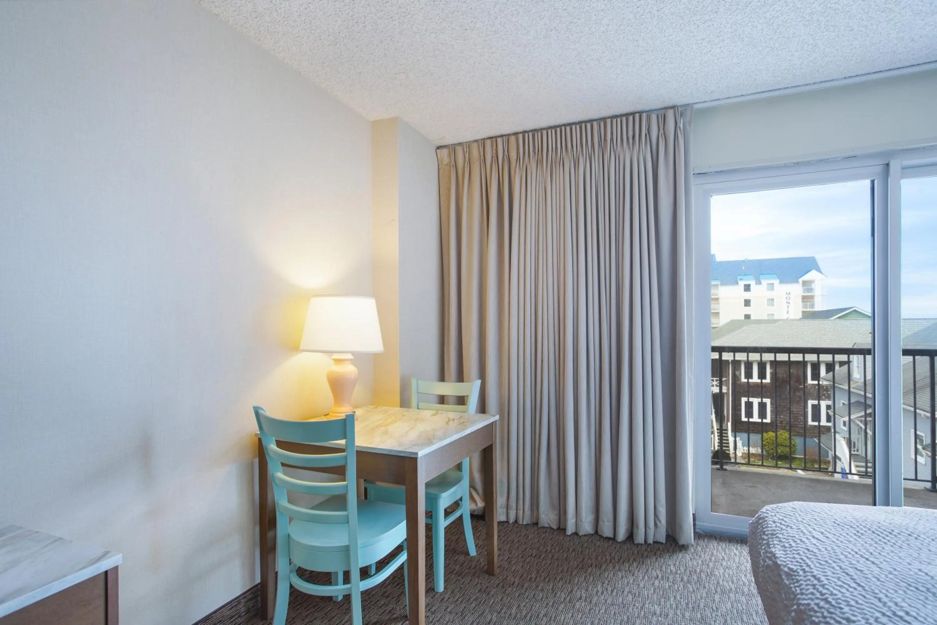 Dining area, Bed in Americana Hotel Boardwalk