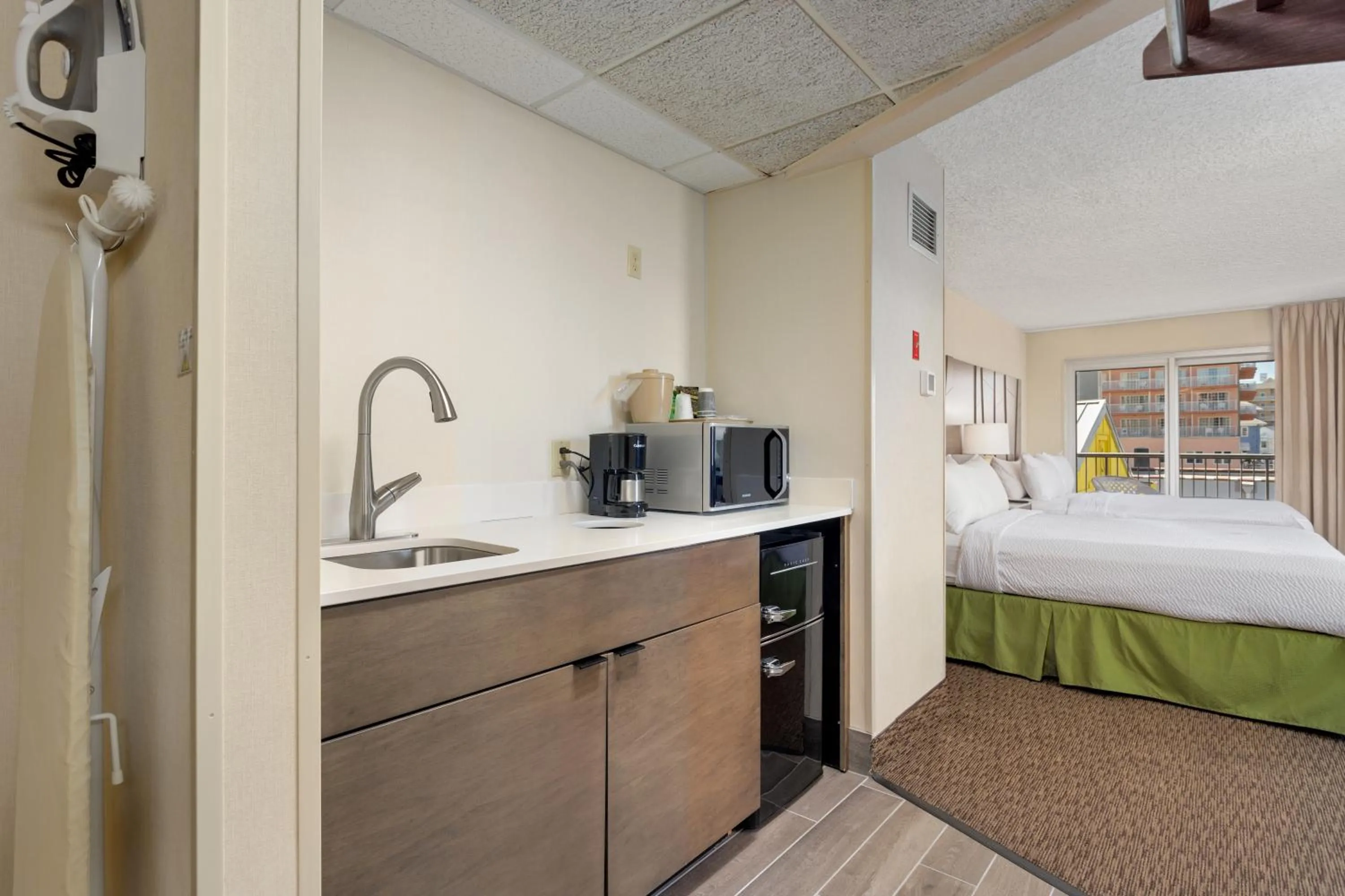 Kitchen or kitchenette, Bed in Americana Hotel Boardwalk