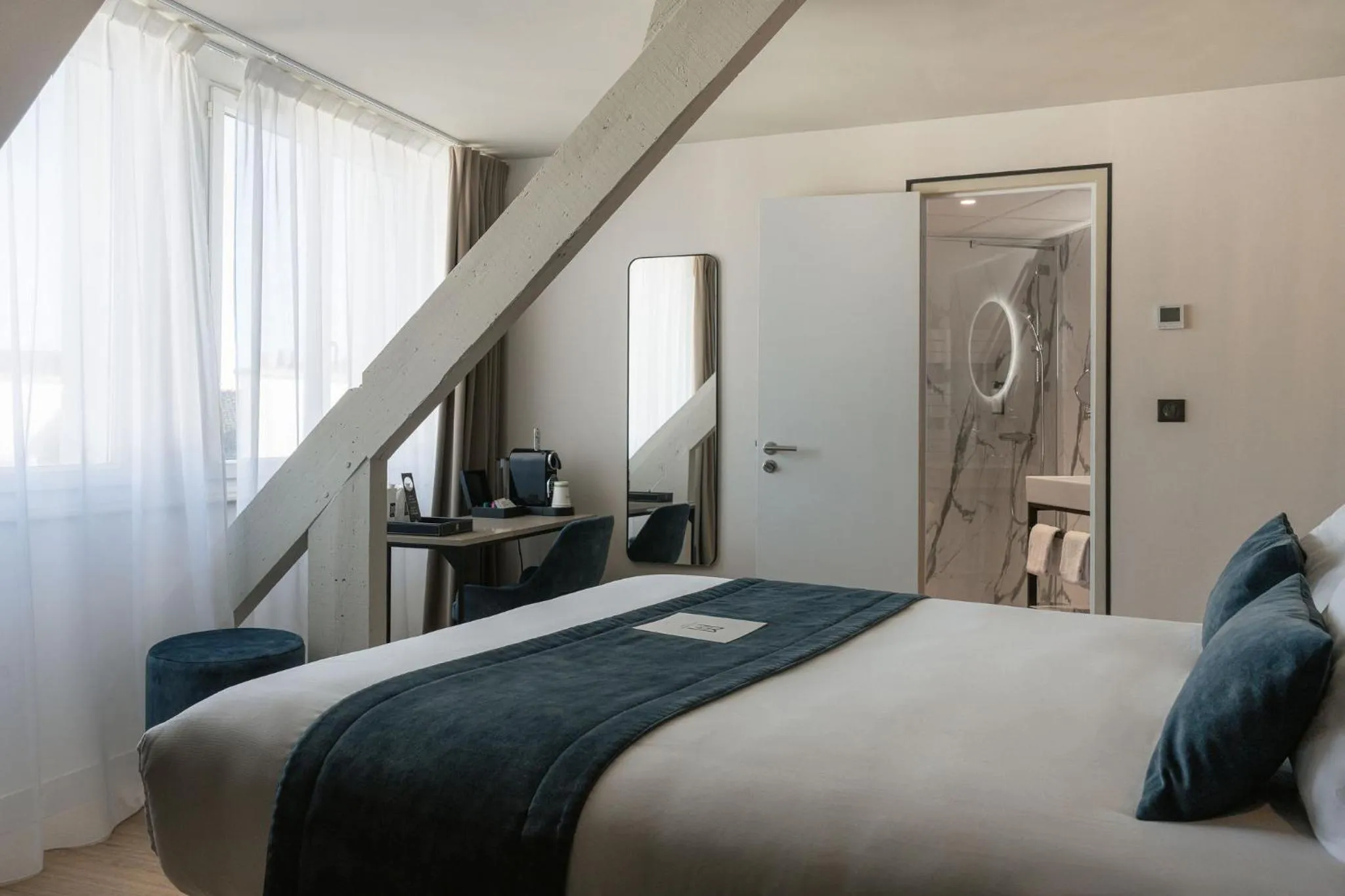 Bed in Hôtel & Spa Le Maury, Vannes, The Originals Boutique