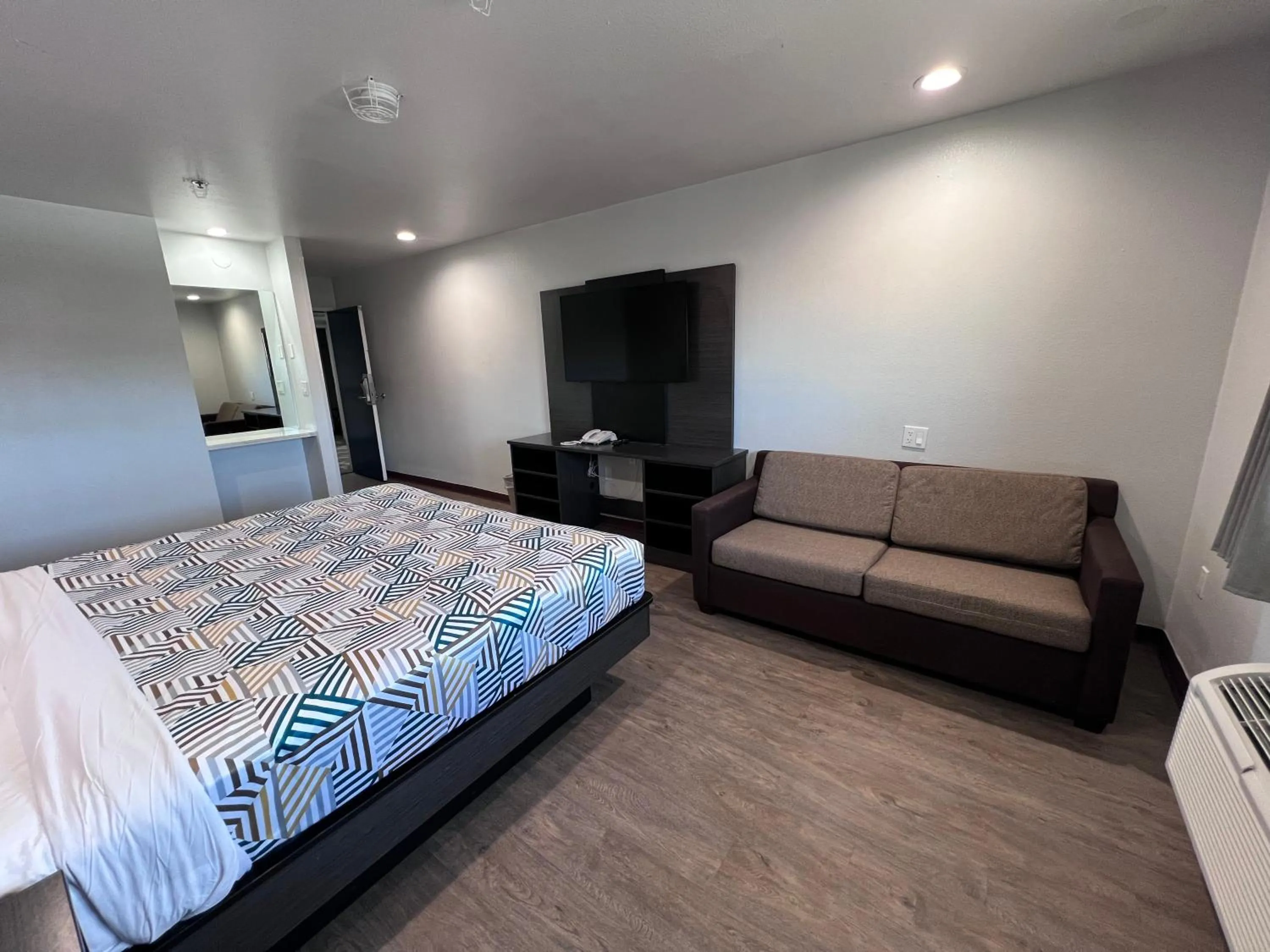 Living room, Bed in Motel 6 Bullhead City, Az - Laughlin