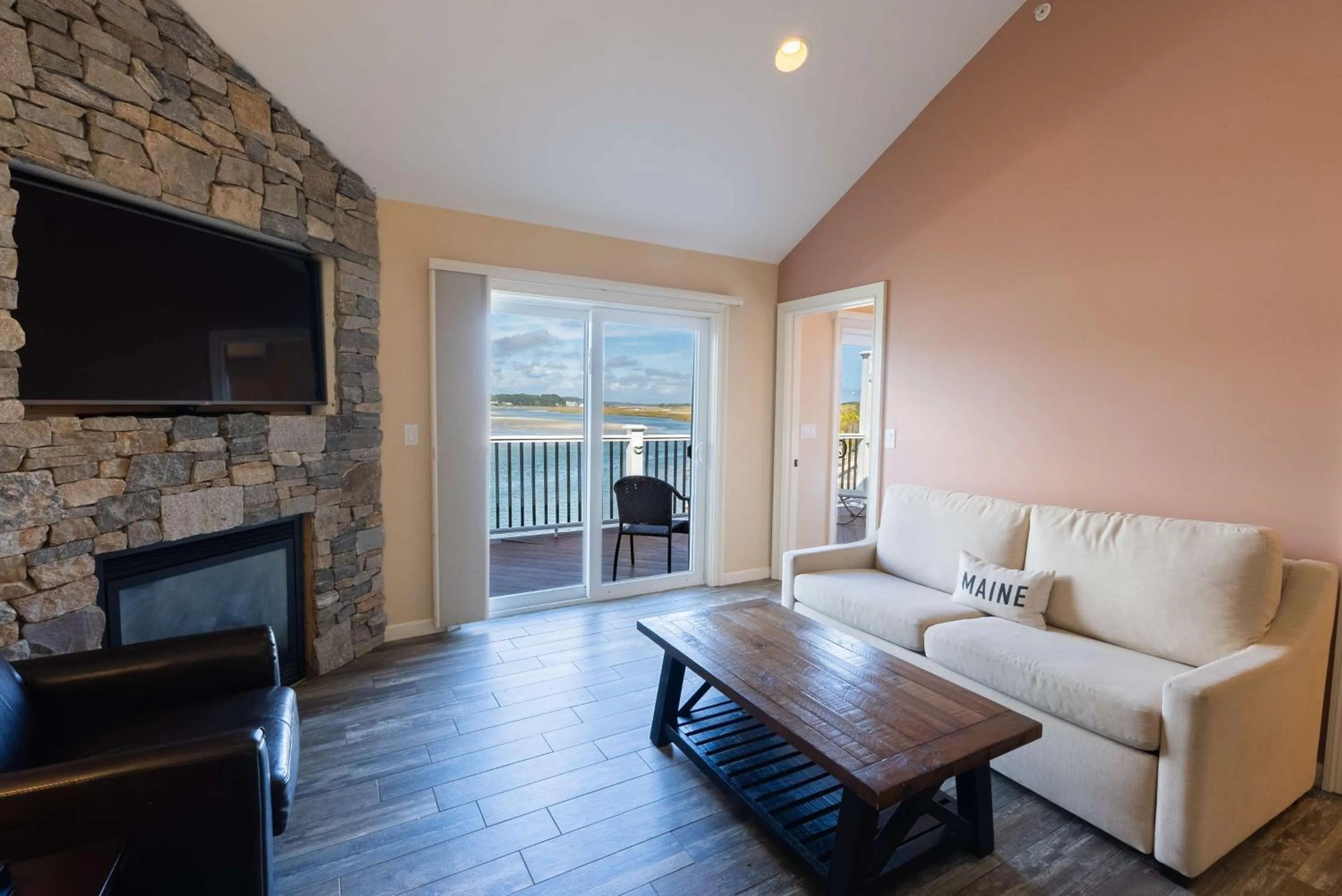 Photo of the whole room in Norseman Resort on the Beach