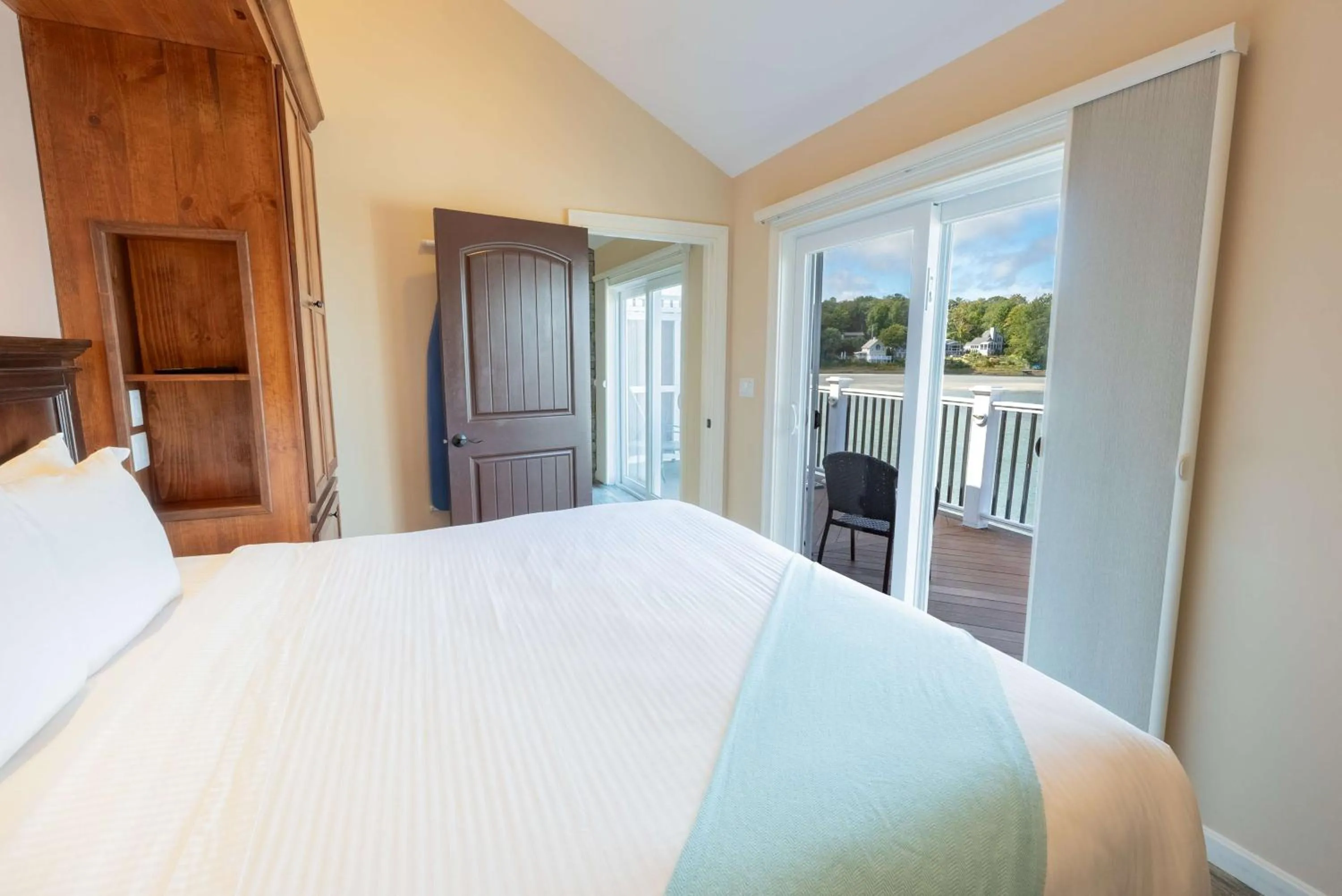 Bedroom, Bed in Norseman Resort on the Beach