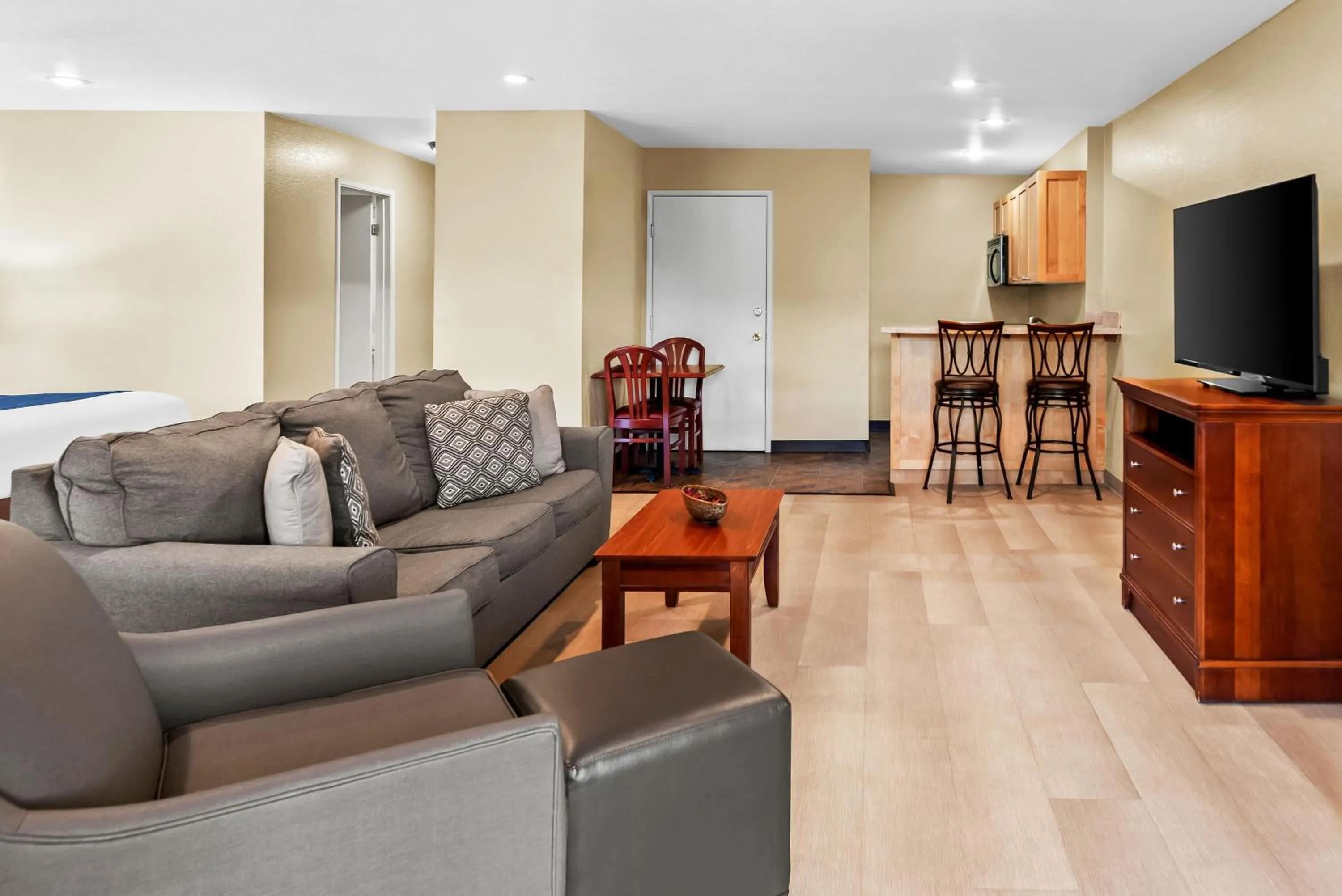 Photo of the whole room in Baymont by Wyndham Yakima Riverfront