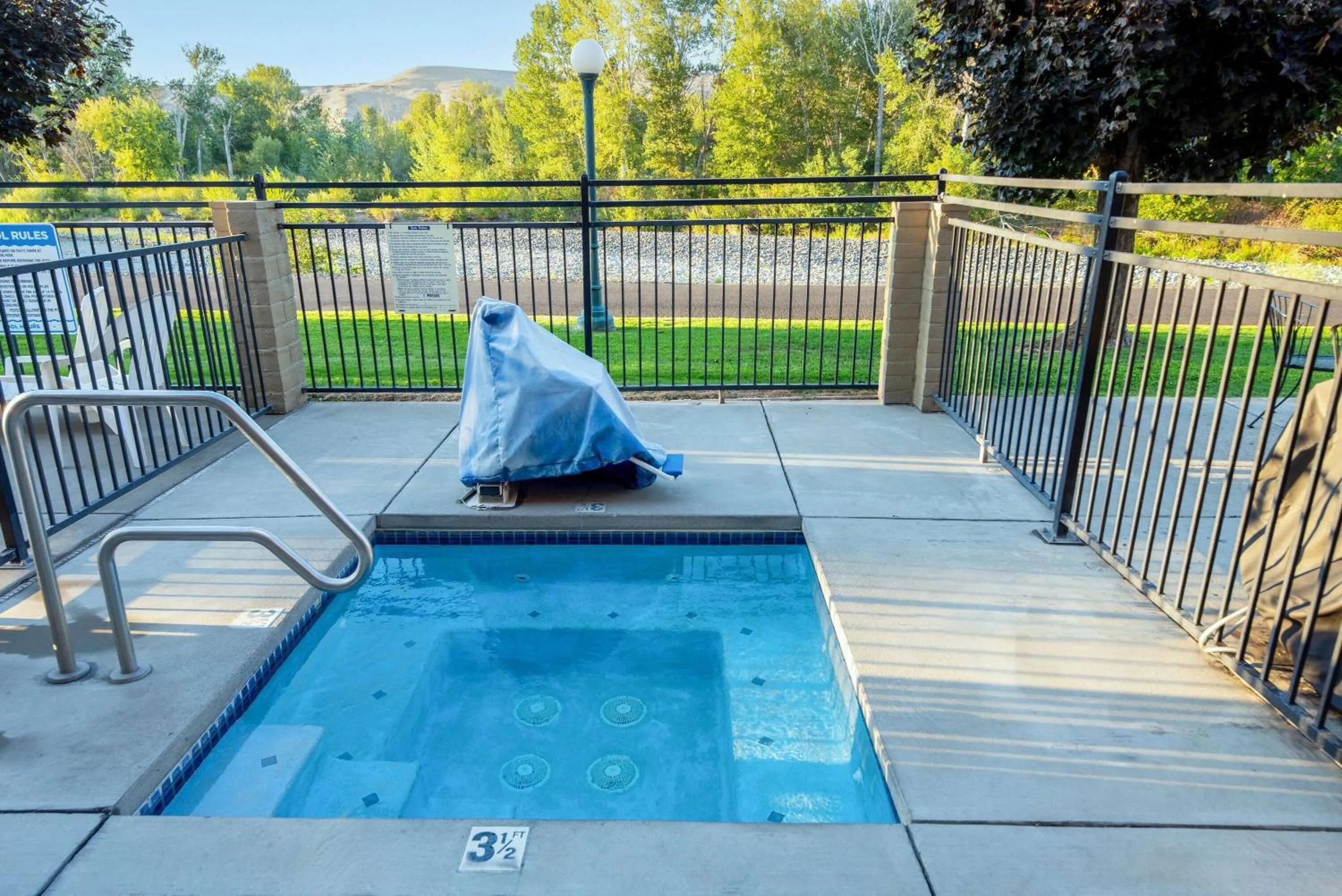 Hot Tub in Baymont by Wyndham Yakima Riverfront