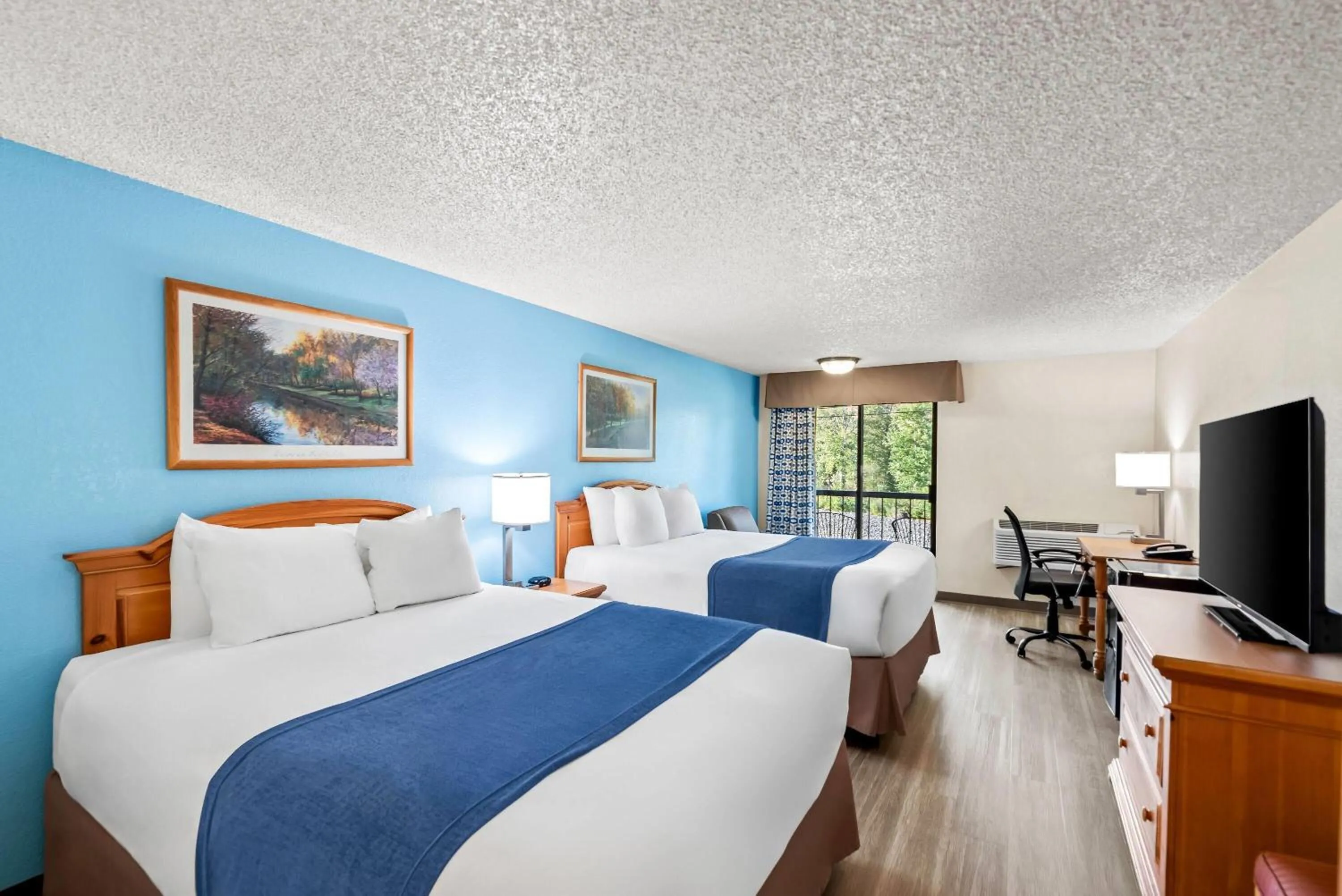Photo of the whole room, Bed in Baymont by Wyndham Yakima Riverfront