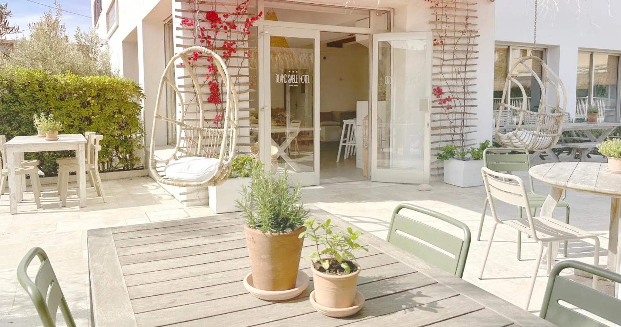 Patio in Blanc Sable Hôtel