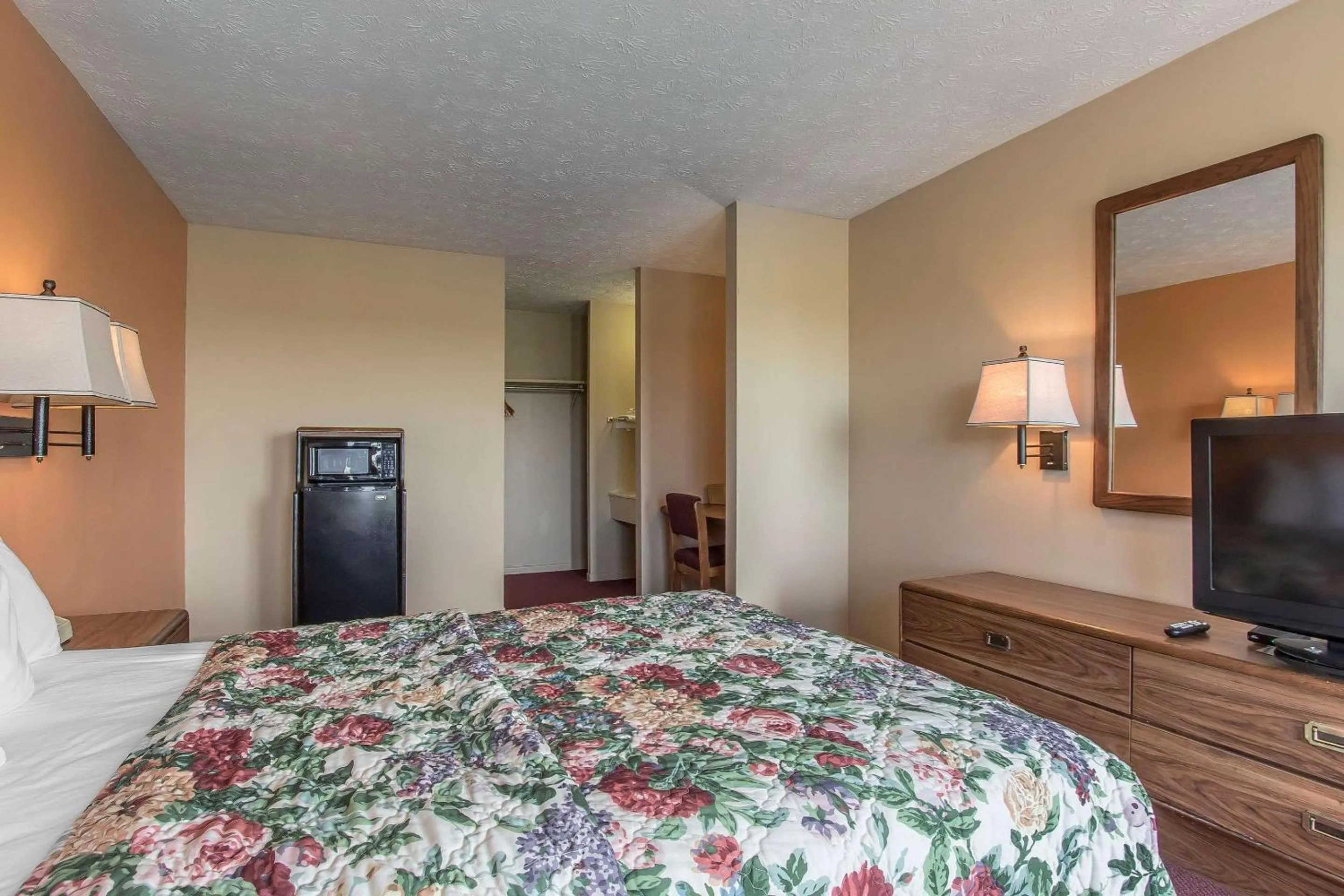 Photo of the whole room, Bed in Rodeway Inn Jackson Northwest