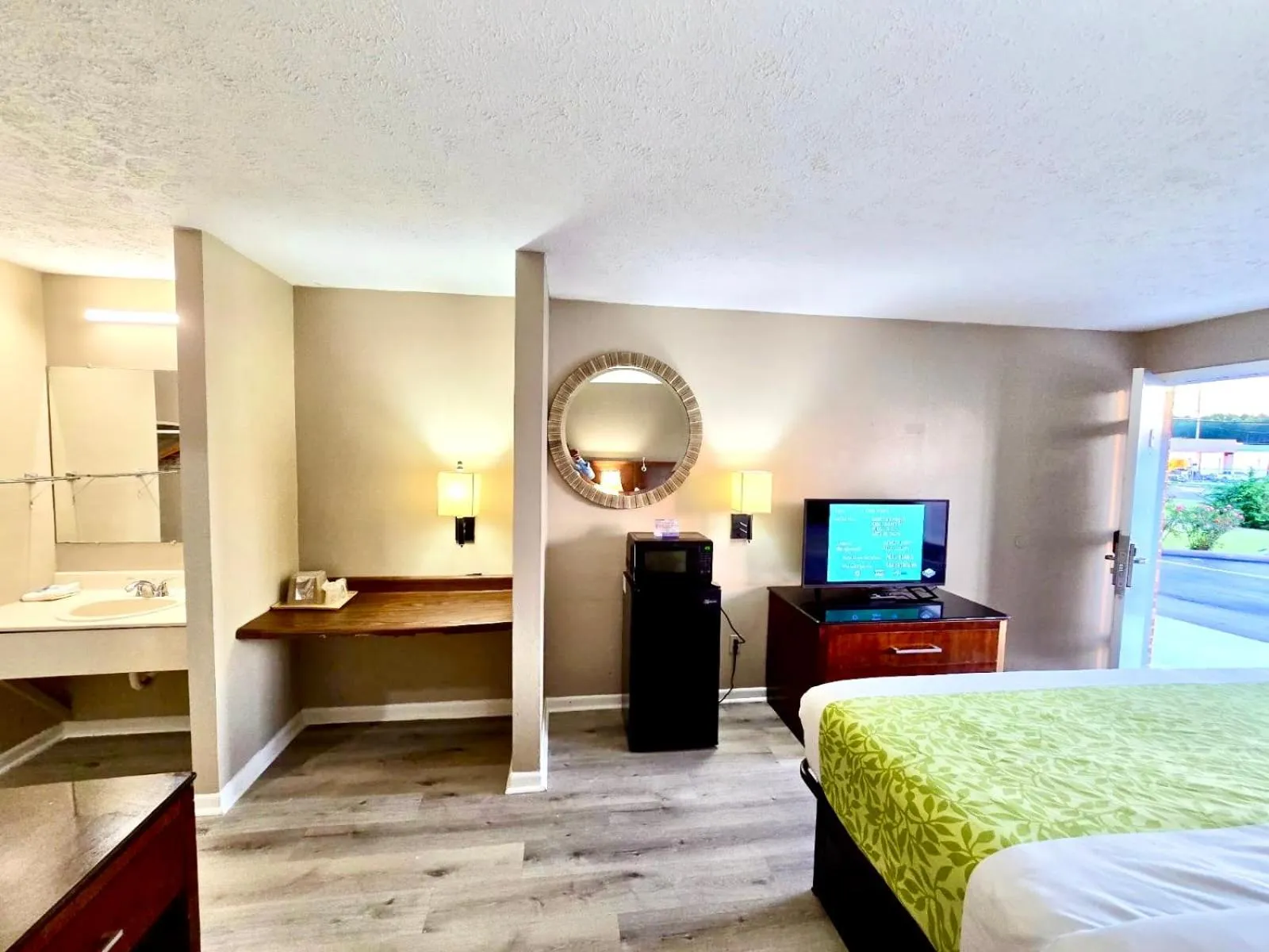 Bed in Rodeway Inn Jackson Northwest