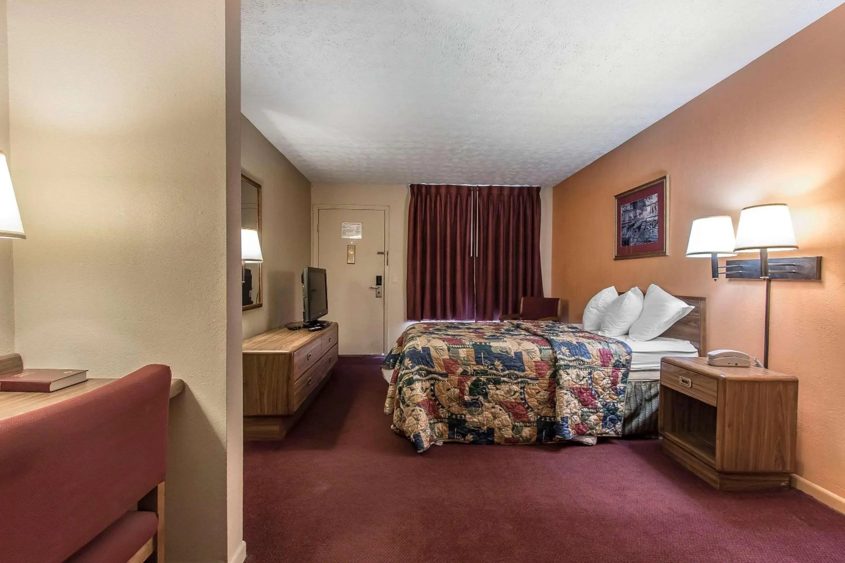 Photo of the whole room, Bed in Rodeway Inn Jackson Northwest