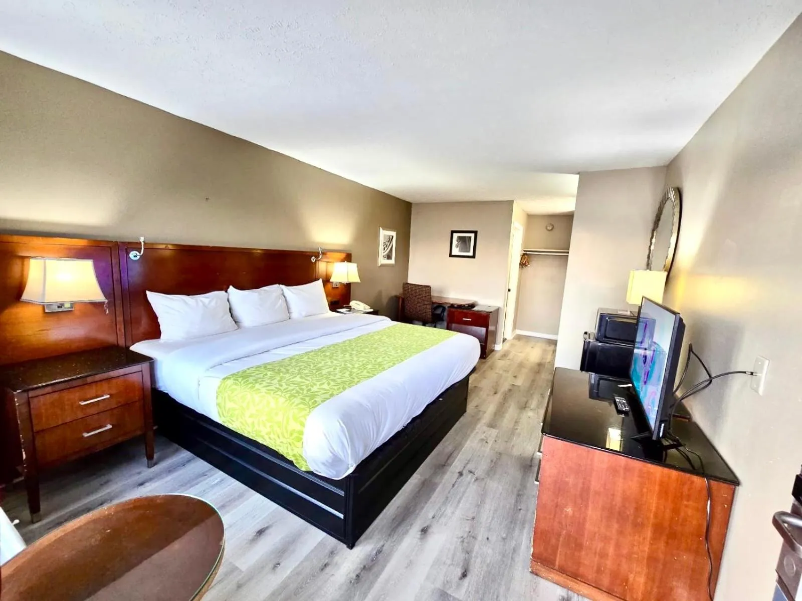 Bed in Rodeway Inn Jackson Northwest